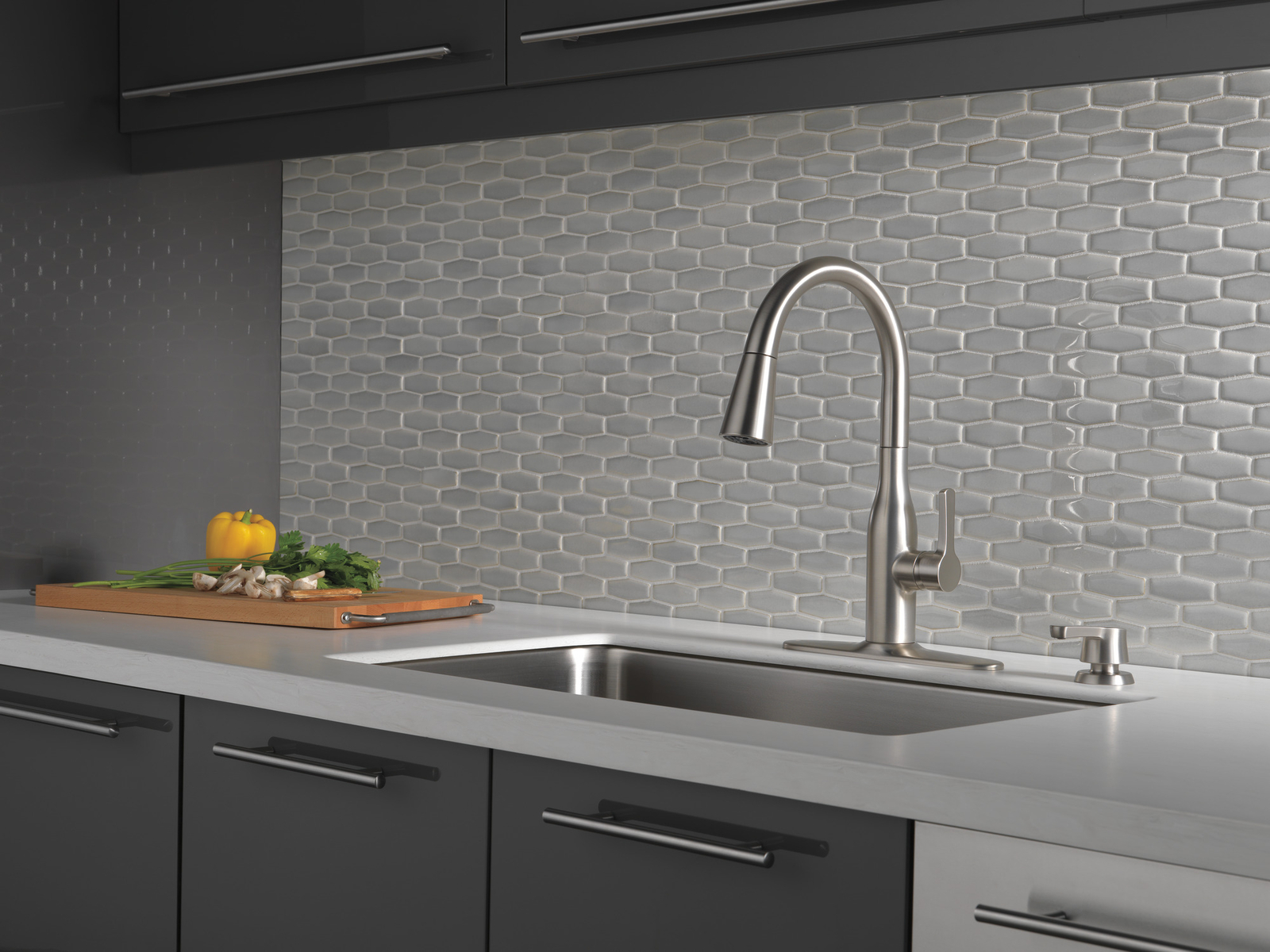 Delta Marca Pull-Down Kitchen Faucet Spotshield Stainless-Certified Refurbished