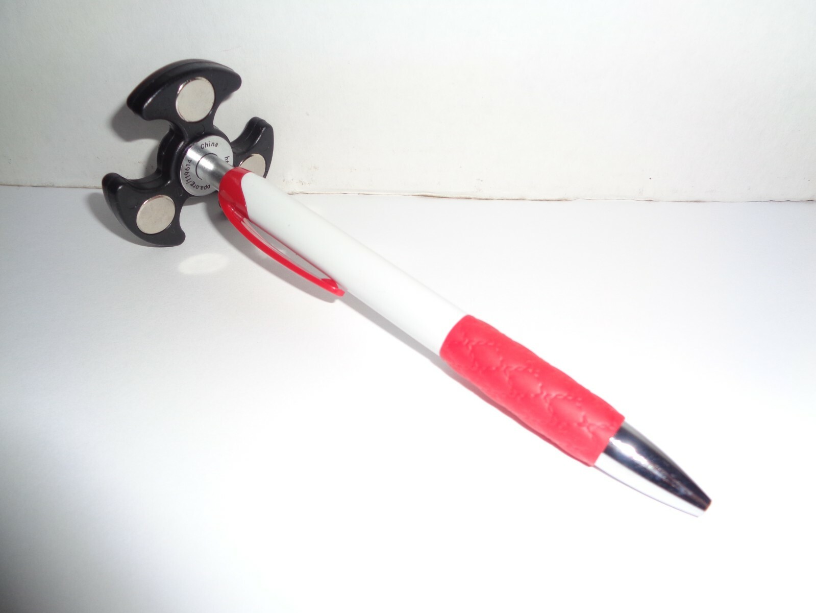 RED FIDGET SPINNER PEN RETRACTABLE WITH COMFORT GRIP BLACK INK