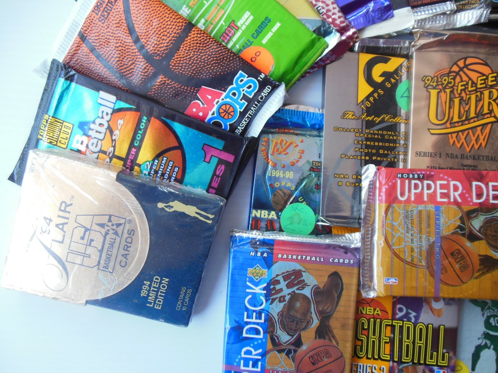 LOT OF OLD UNOPENED BASKETBALL CARDS PACKS (Michael Jordan + Many RC's ?)