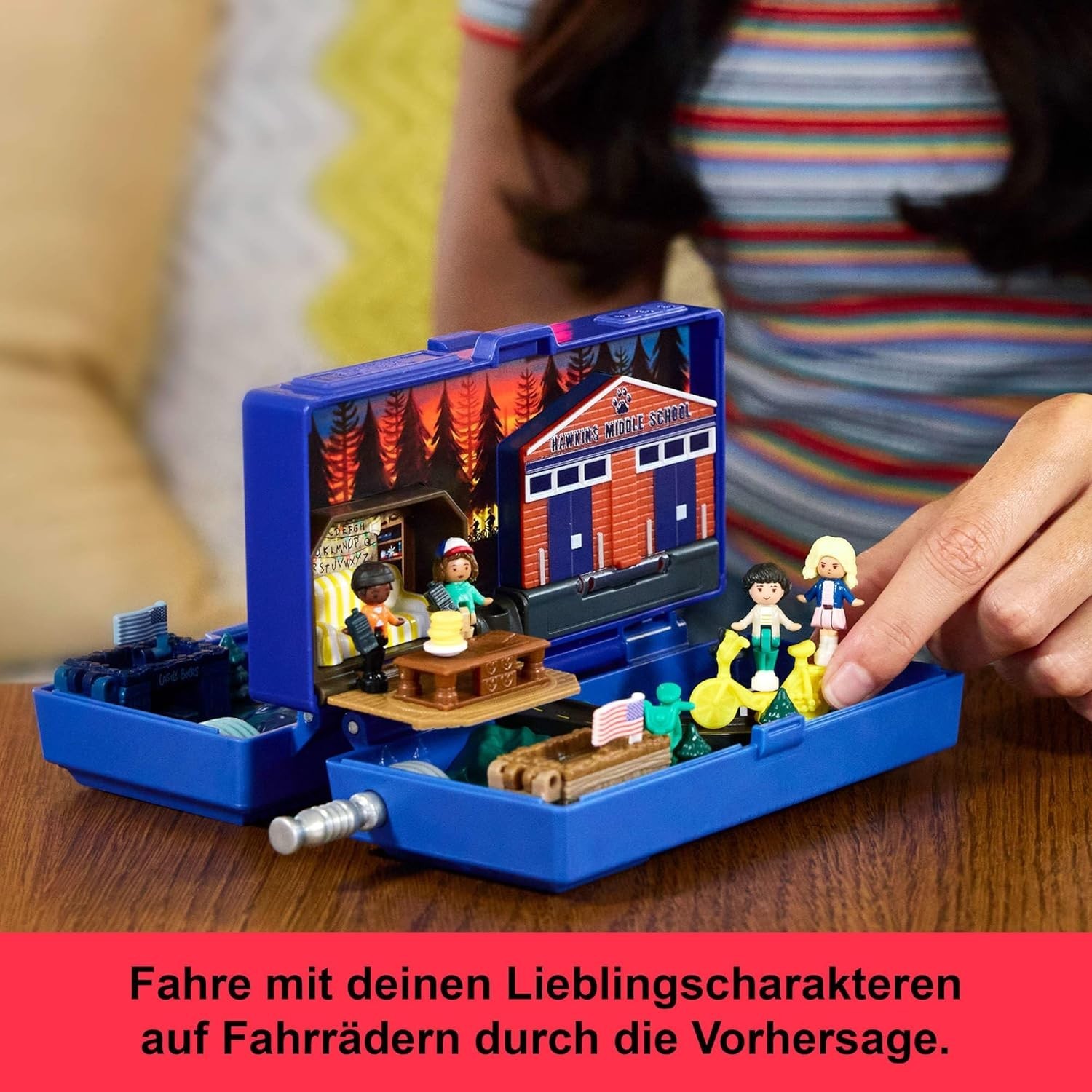 Polly Pocket Collector Playset, Stranger Things Compact with 6 Dolls &10 Accs'