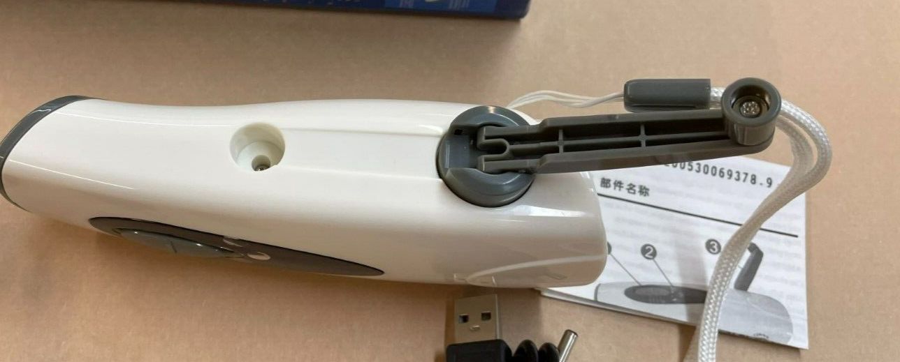 hand crank radio, flashlight, siren, strobe, roadside hazard, emergency survival