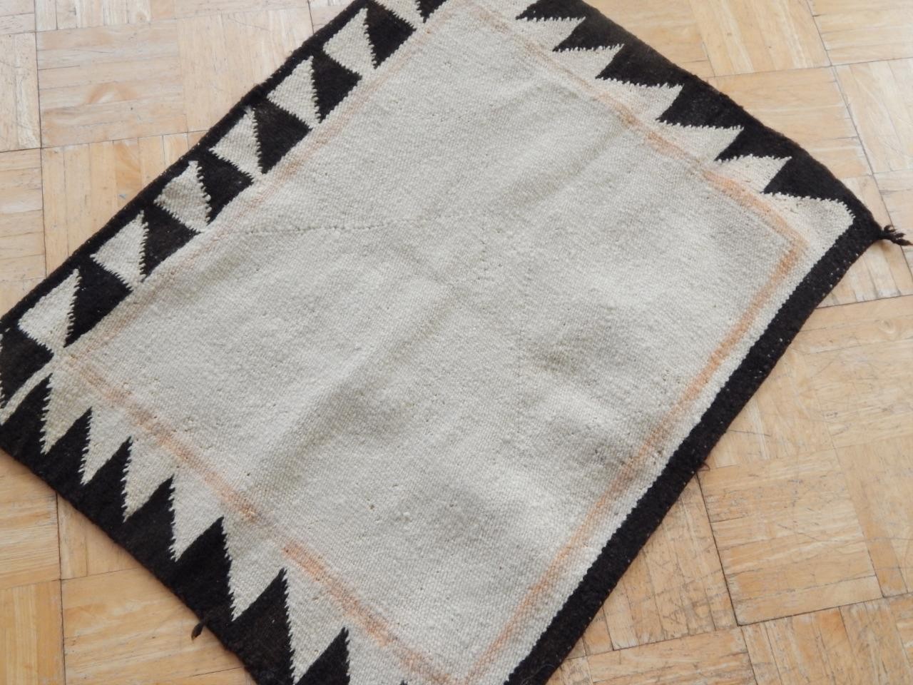 ANTIQUE c.1920 CLEAR FIELD NAVAJO SINGLE SADDLE BLANKET / RUG / WEAVING
