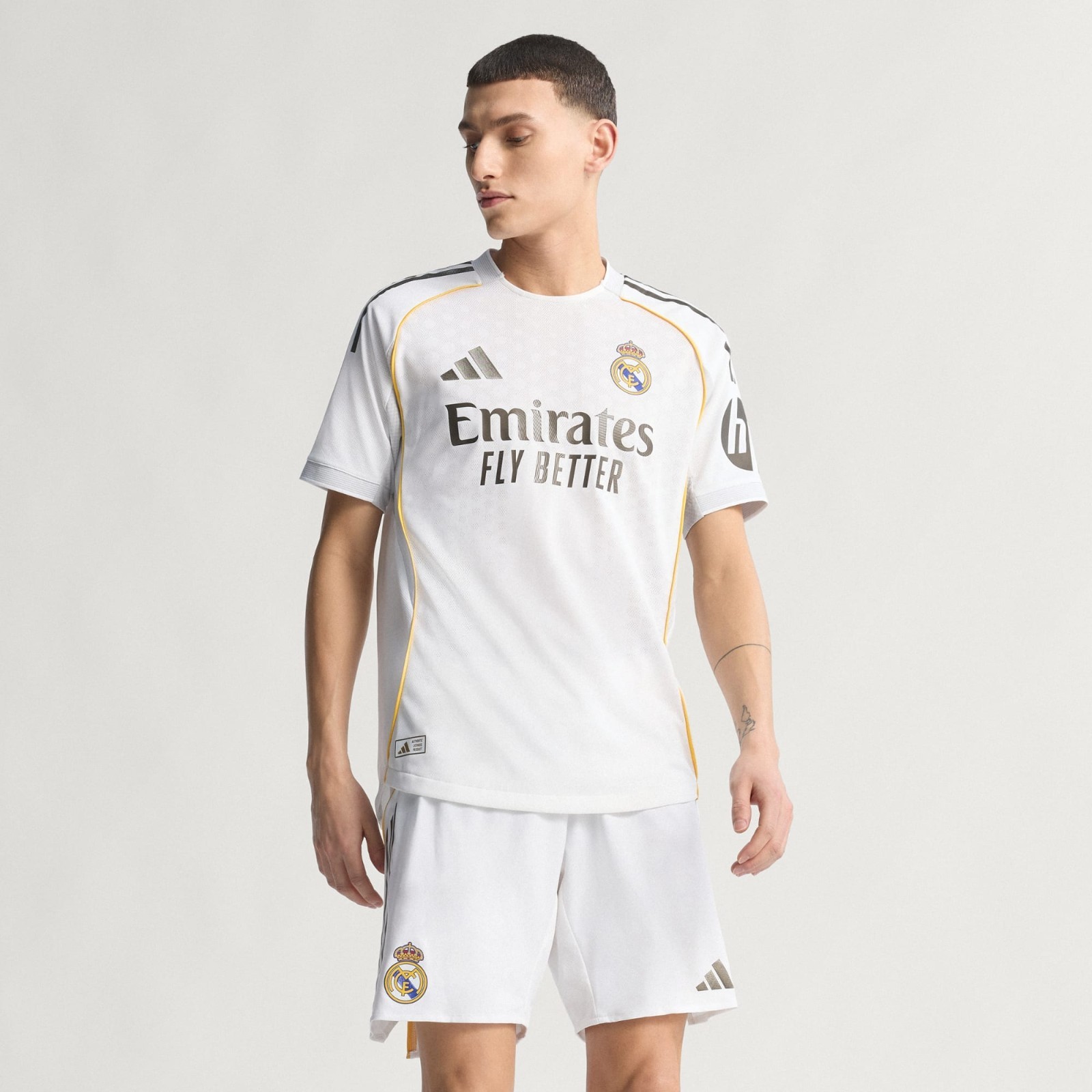 Real Madrid 25/26 Home Authentic Jersey Men's Size M Soccer JV5918