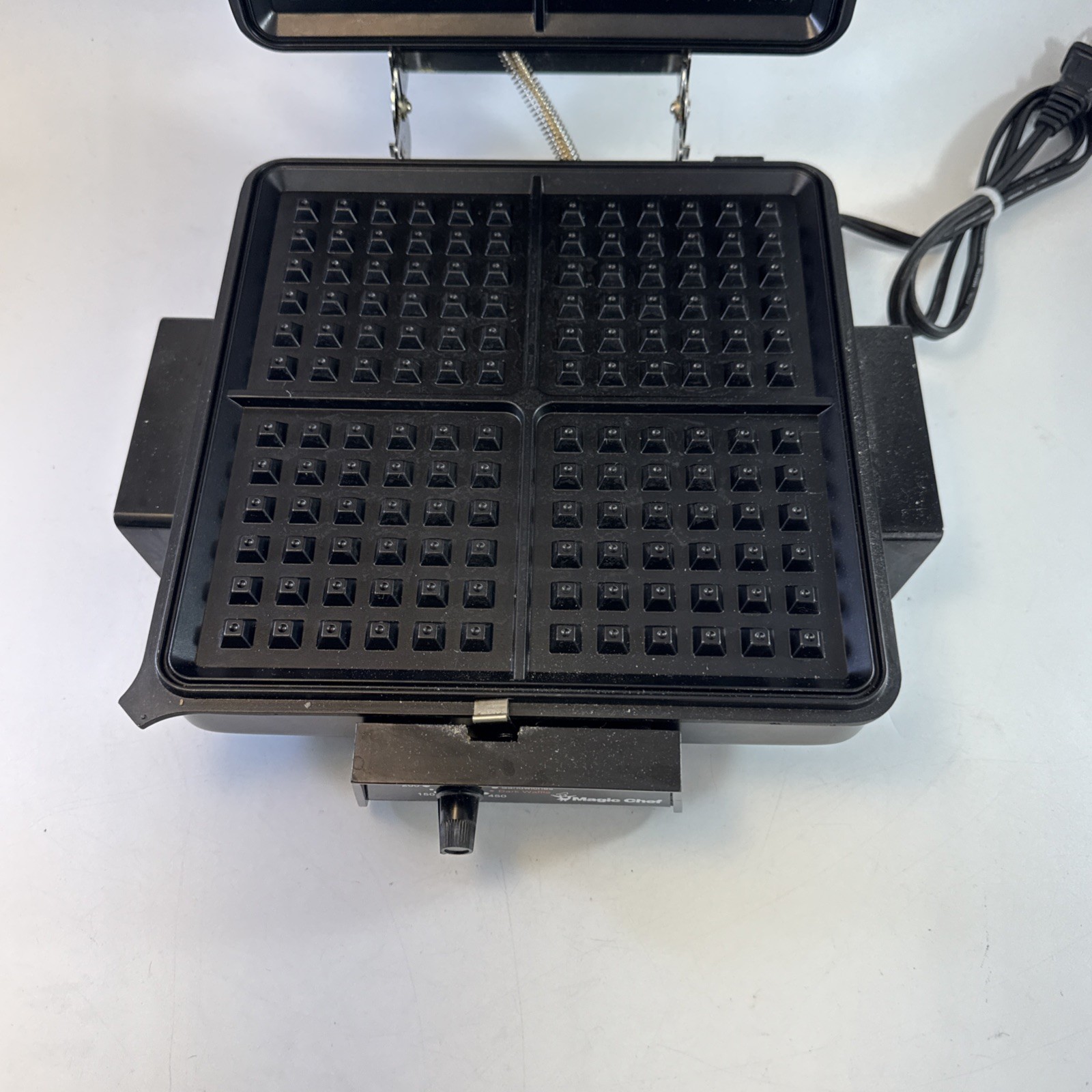 Magic Chef FastBake Waffle Maker M420 4 Square Style Adjustable Temp Iron