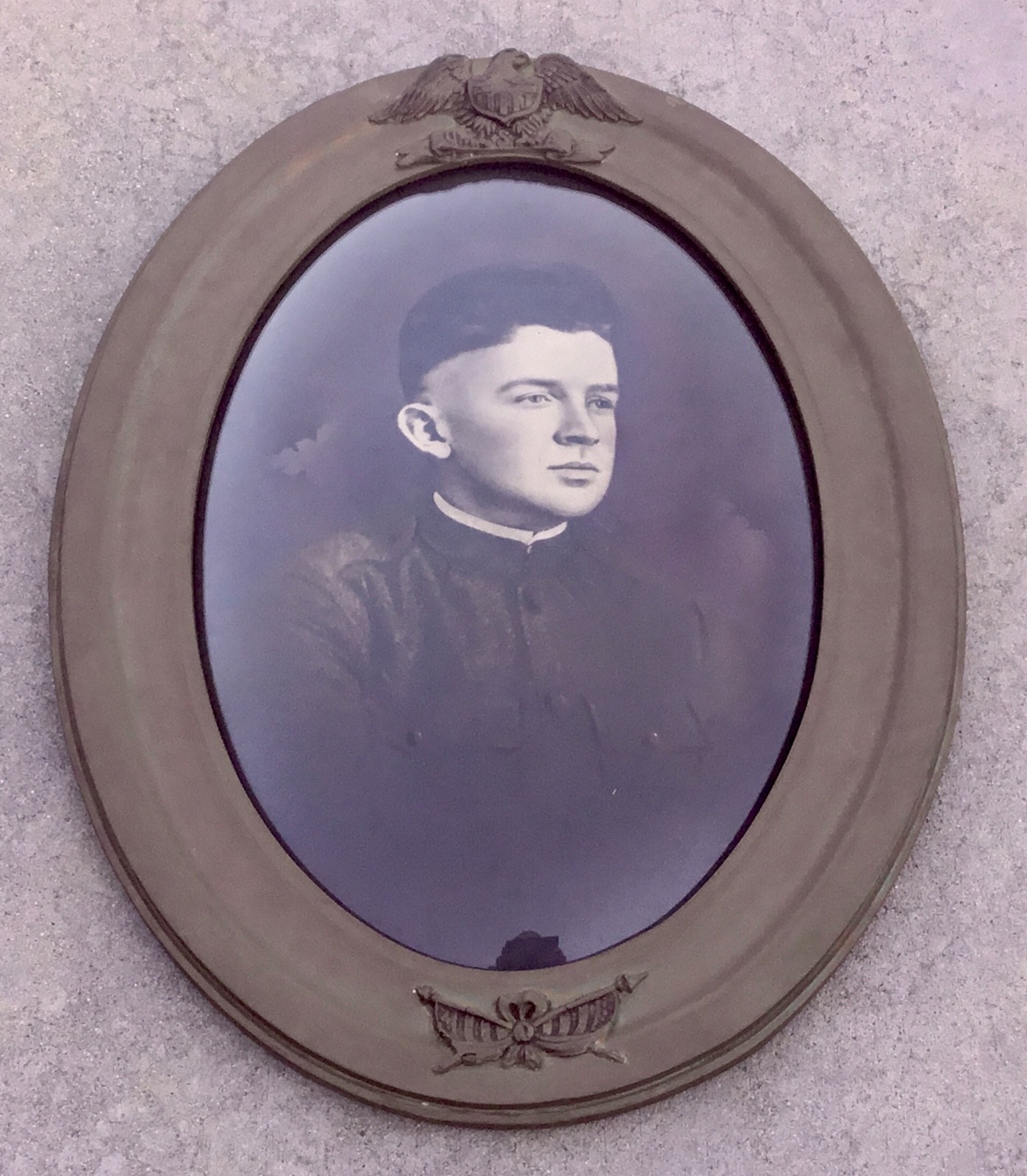 Vtg WW1 Convex Glass Soldier Military Portrait US Army Oval Framed Wall Hanging