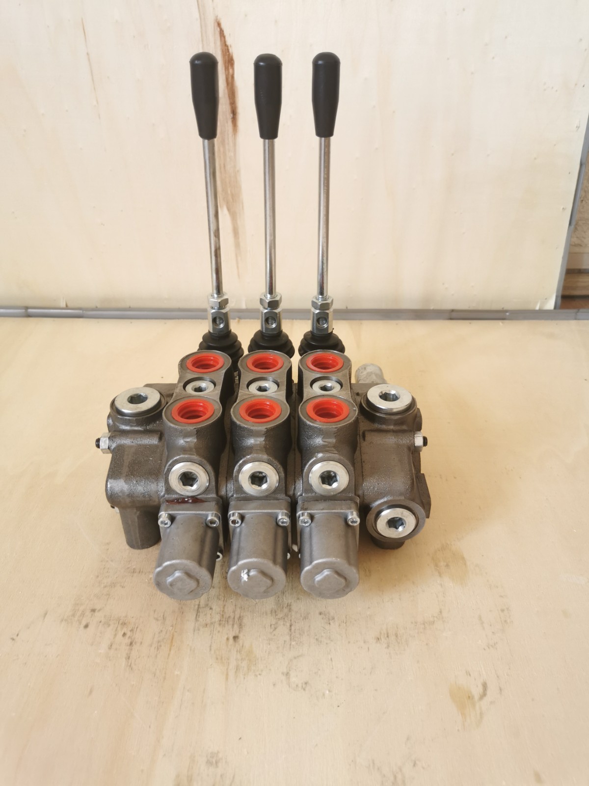 39,5 GPM (150L) Hydraulic Sectional Control Valve with 3 Levers, 1" BSP
