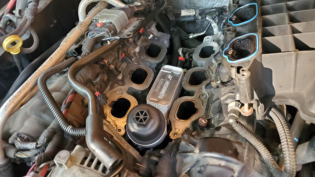 Mishimoto Aluminum Oil Filter Housing Kit, Fits 3.6L/3.2L Pentastar 2011-2017