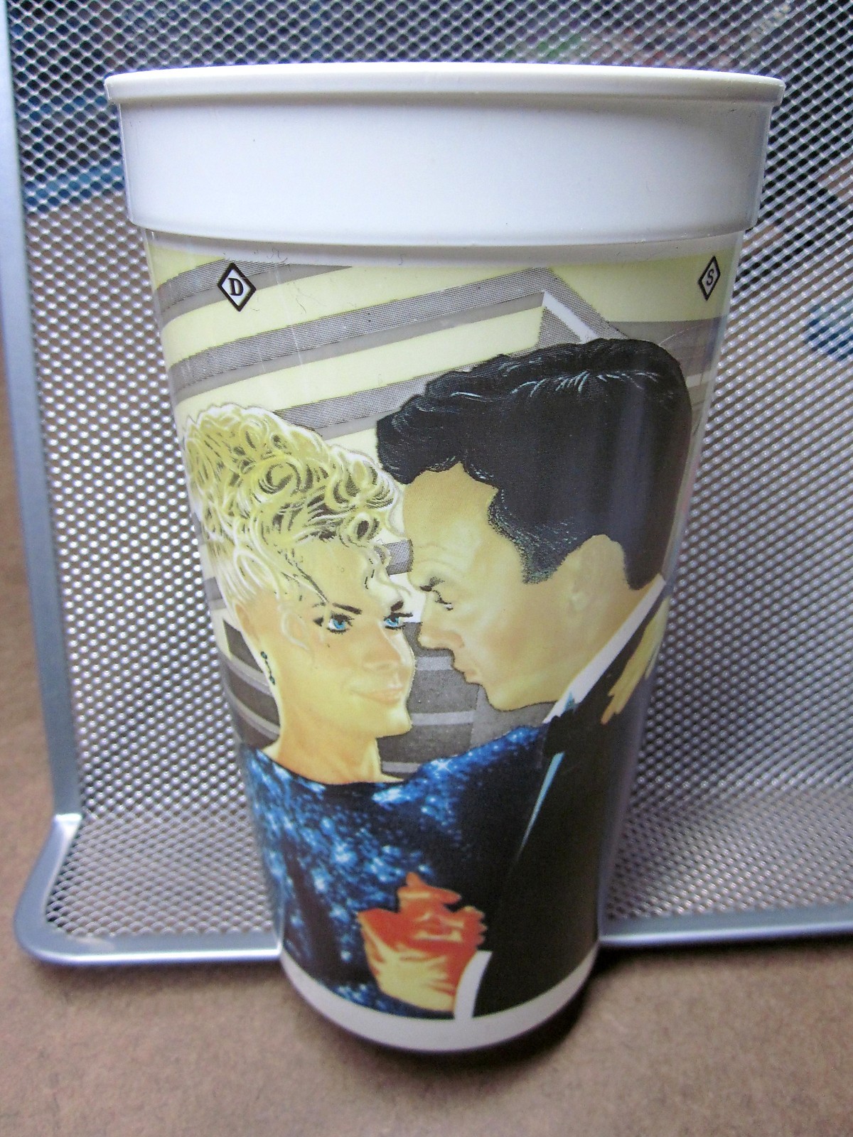 BATMAN RETURNS souvenir cup 1992 Michael Keaton & Michelle Pfeiffer DC Comics