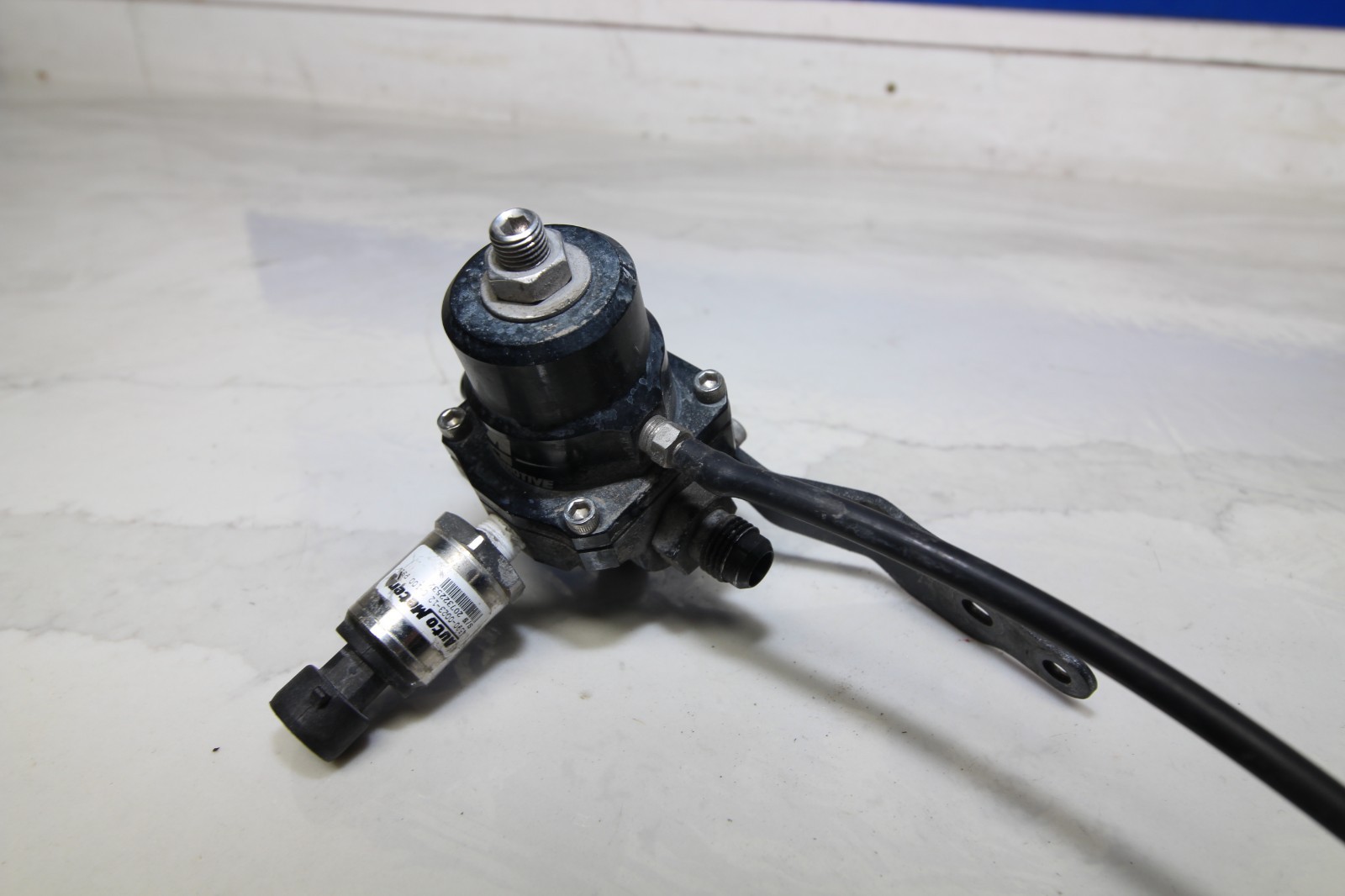 Aeromotive A1000 Fuel Pressure Regulator w/ Sensor Fits Universal