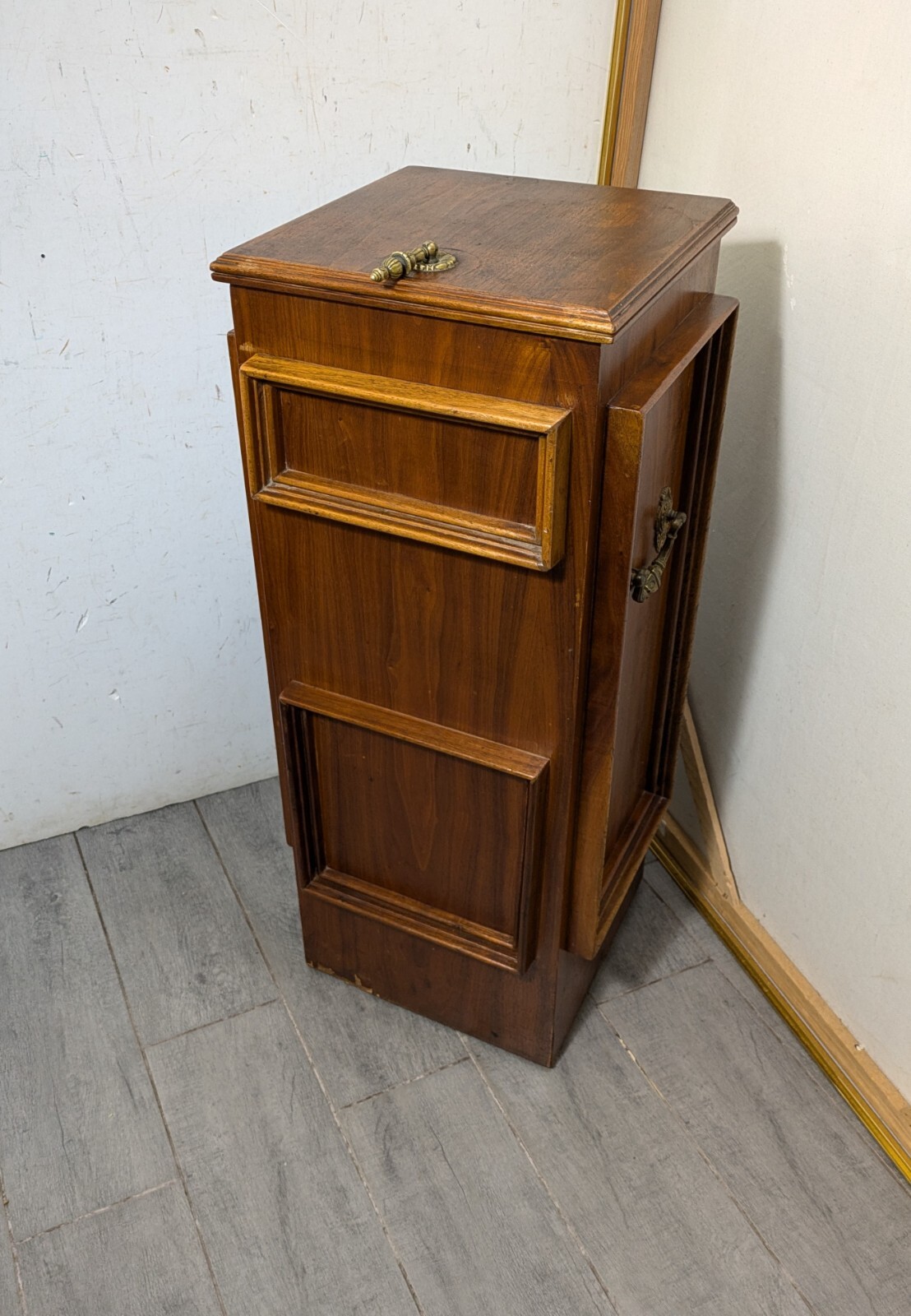 Vintage Art Deco English Regency Flip Top Cellarette Liquor Bar Rolling Cabinet