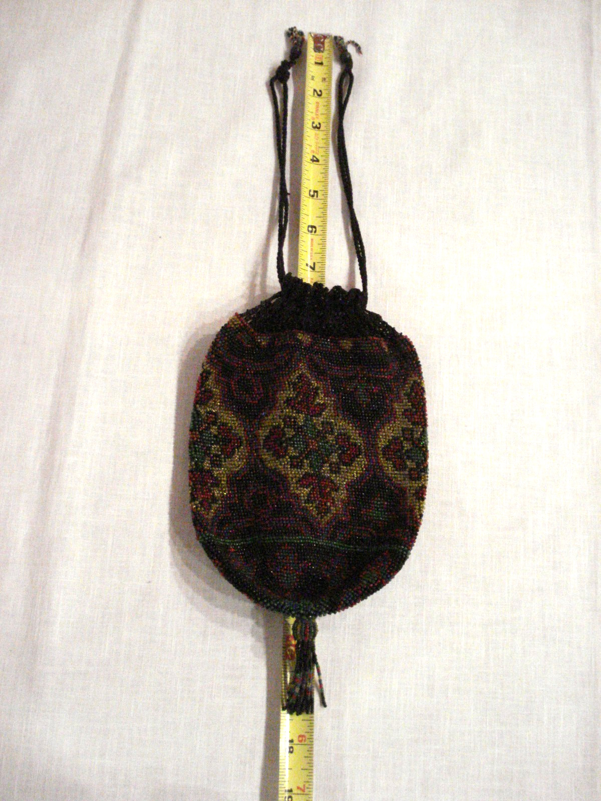 VTG ANTIQUE MULTICOLOR GLASS BEADED FLORAL CREST & CROCHET DRAWSTRING POUCH BAG