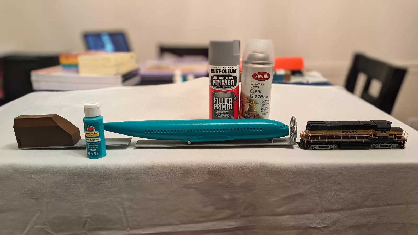 HO Scale Boeing 737 Fuselage and Cargo 11" or 15.25"