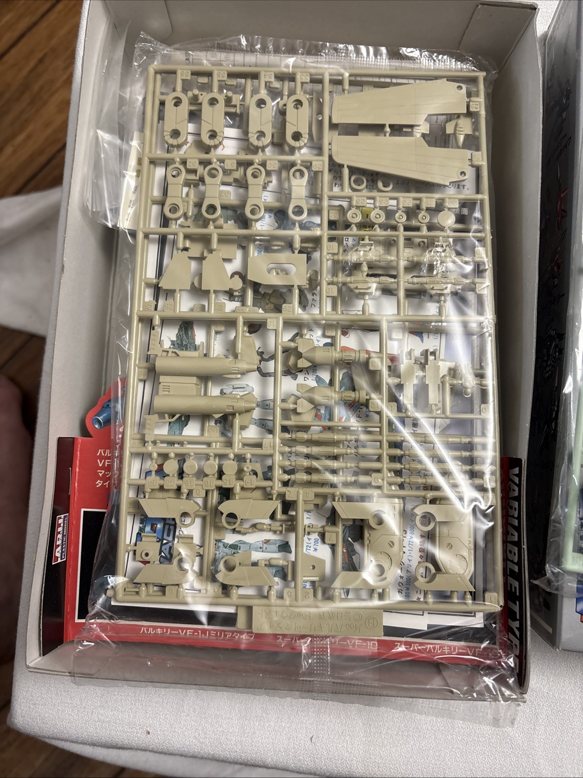 Vintage kit Arii Super Macross 1/100 Variable 3 In 1 Super Valkyrie VF-1 HTF