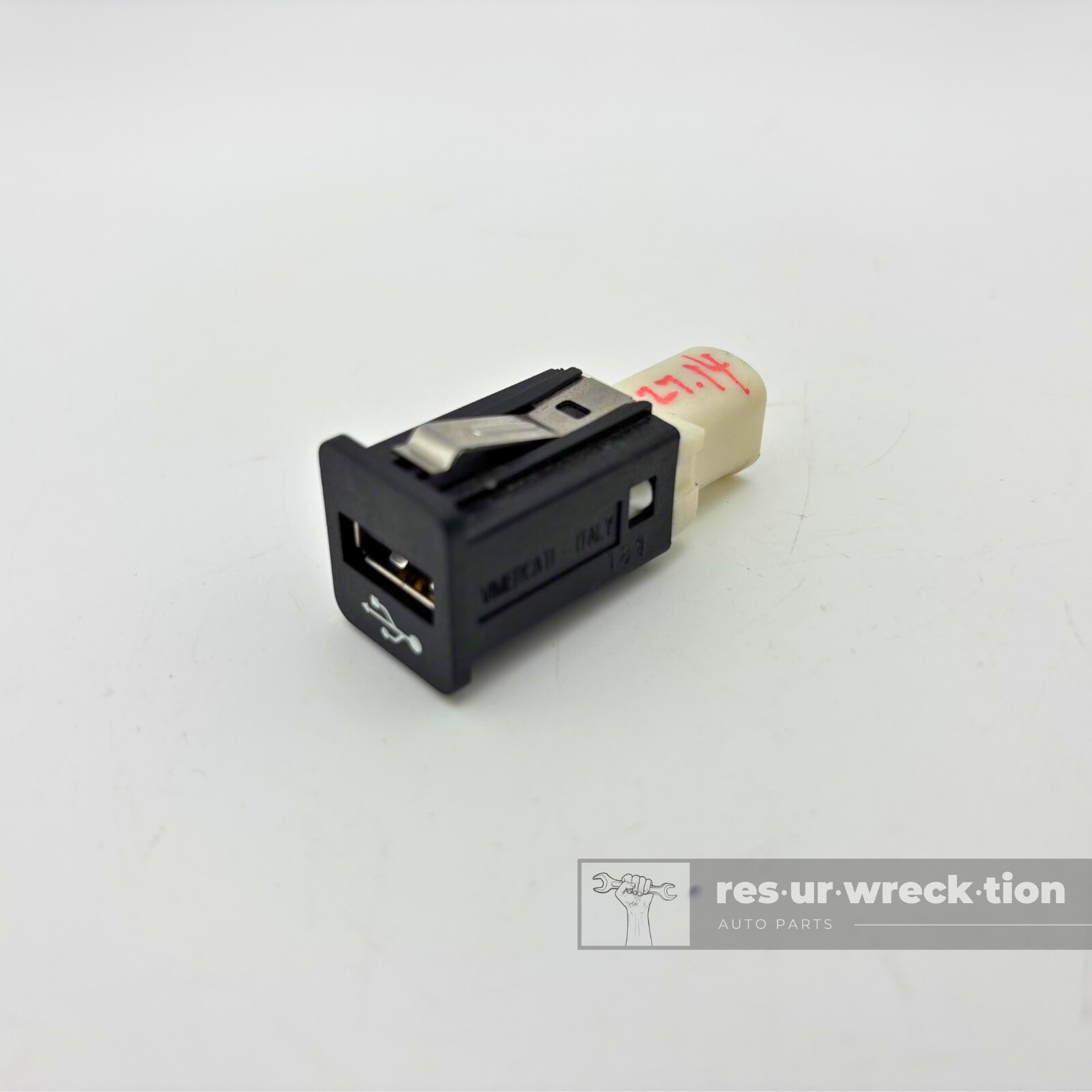 BMW USB Socket Port 1 3 5 6 7 X5 X6 Z4 E90 E91 E60 E61 OEM 9237656