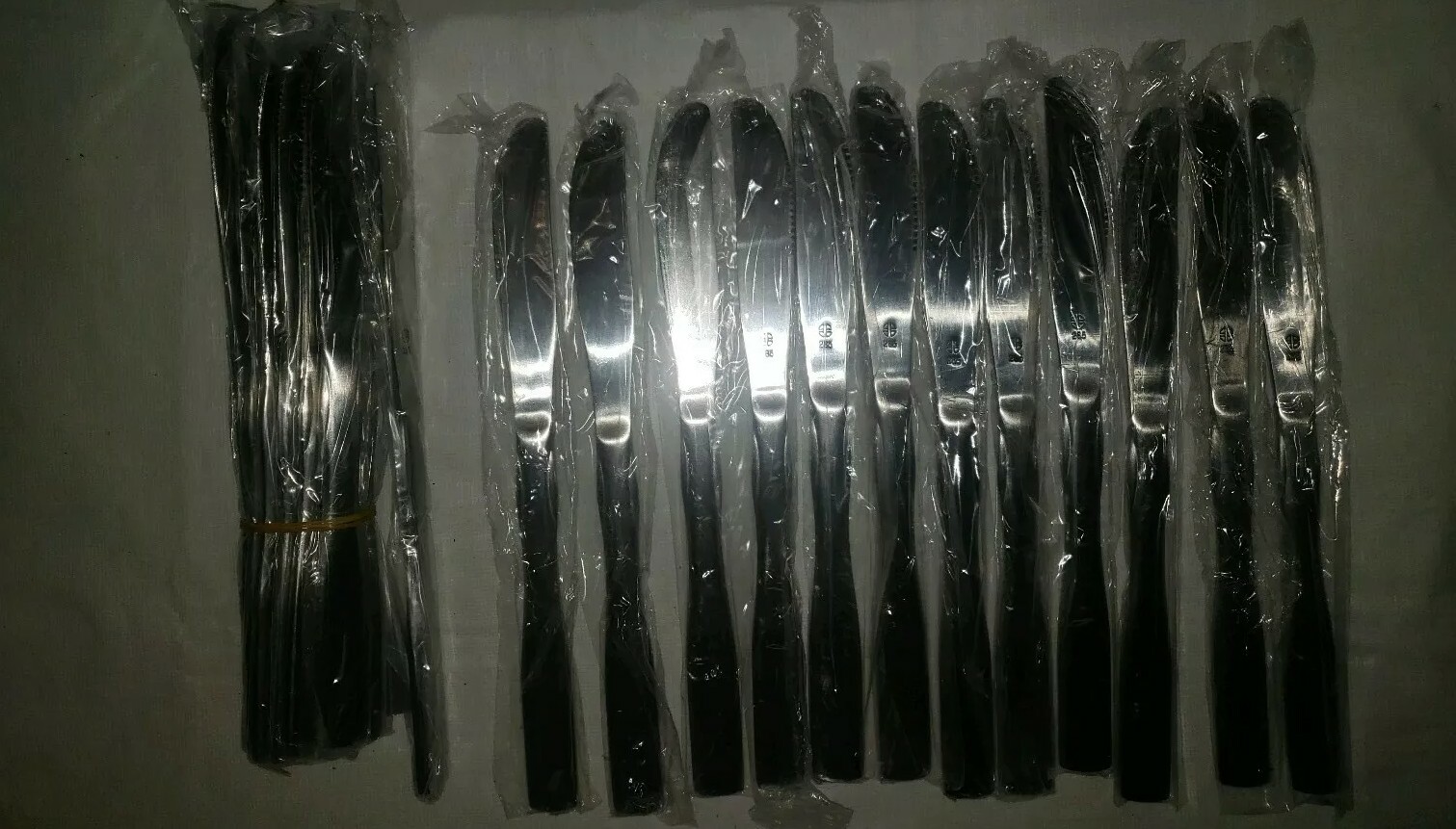 Lot of 24 World Tableware Brandware Stainless Steel 285 knives. *read Descriptio