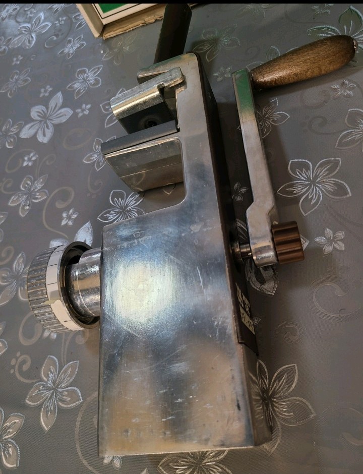 Vintage JUPITER Muhle Hand Crank Grain Mill Model 562, Complete in Box