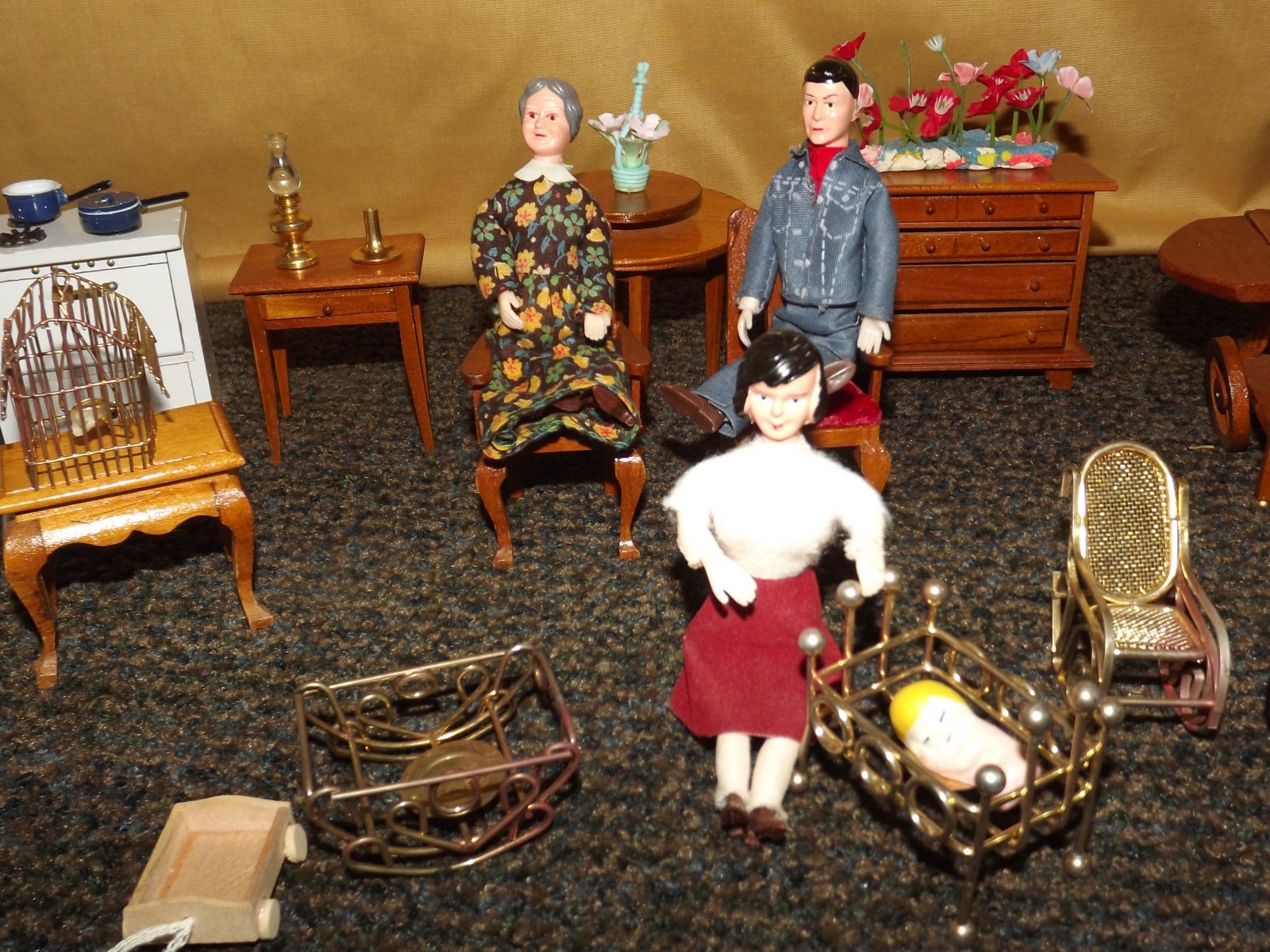 VINTAGE TOY MINIATURE DOLLS & FURNITURE LOT