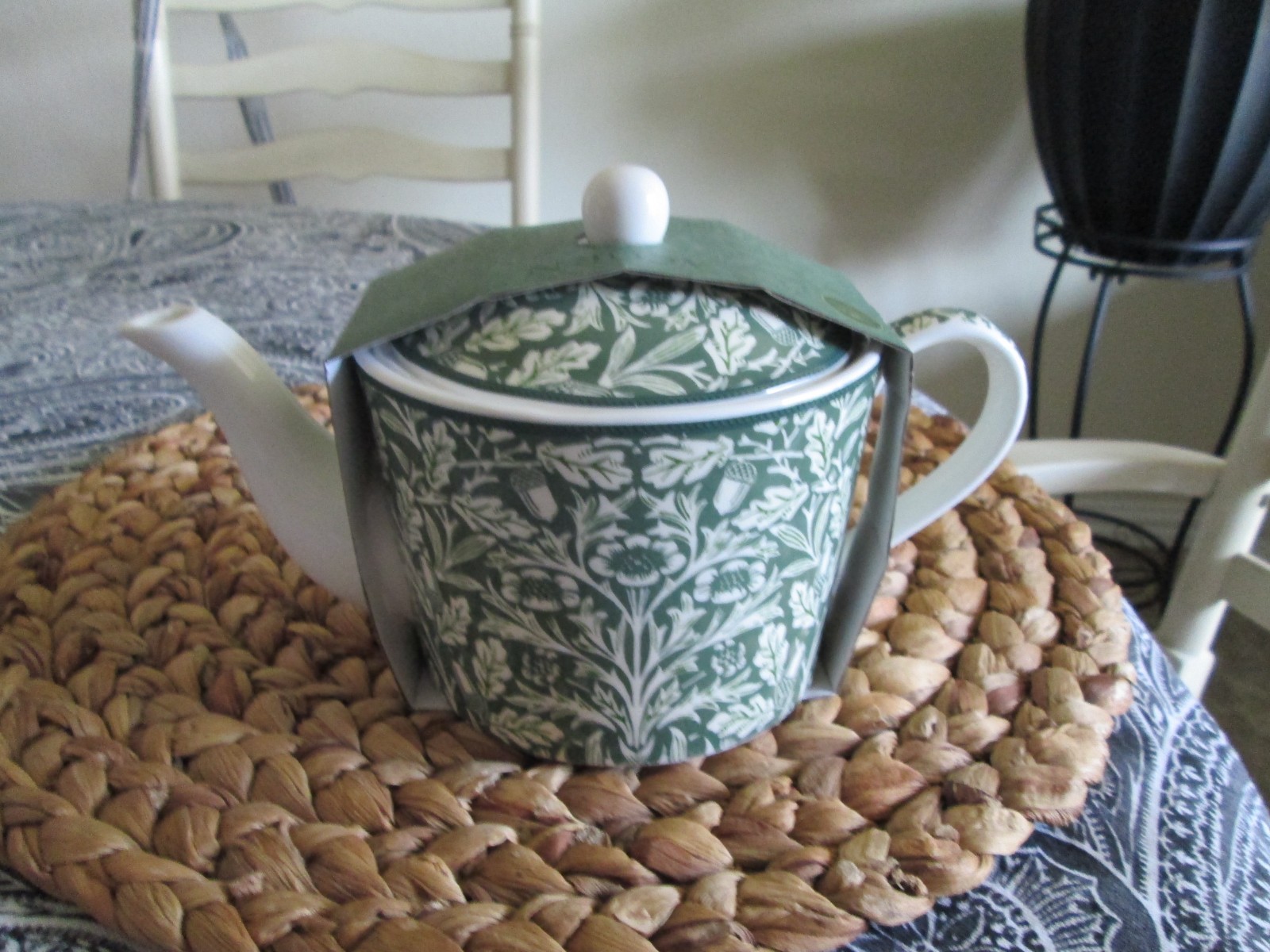 Acorn Fine China  26oz Teapot William Morris Leaonardo Collection Design/NWT