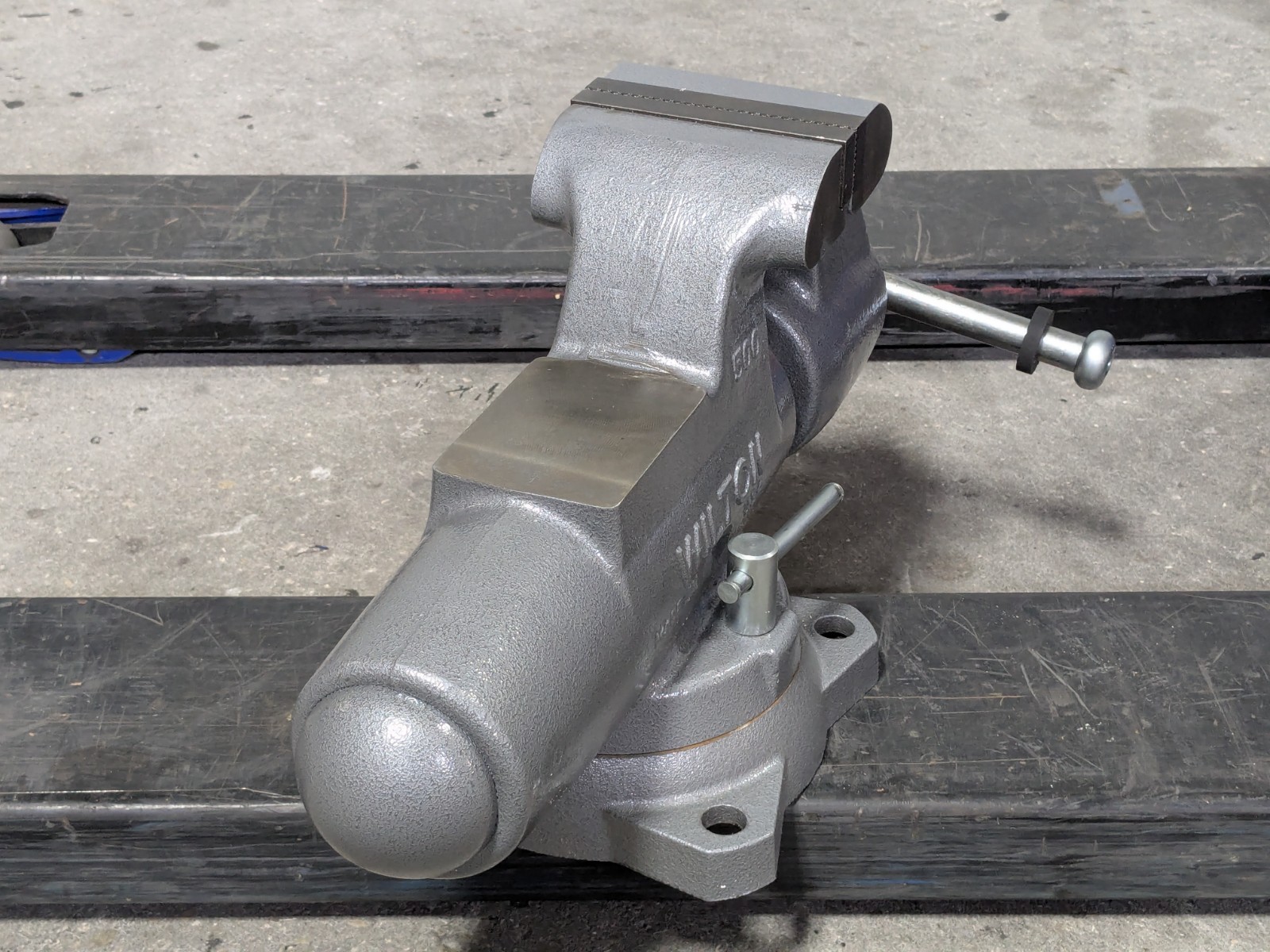 Wilton Round Channel Machinist Vise w/ Swivel Base 5" Jaw Width 8" Opening 28832