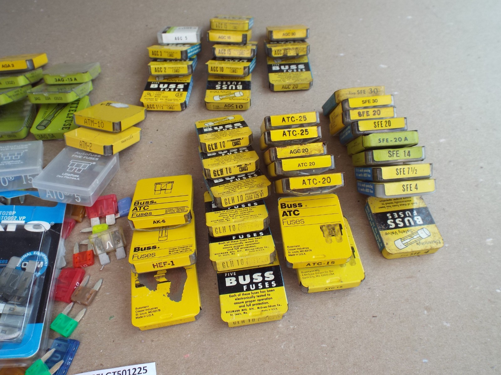 Buss Fuses Tins 1/4 - 30 A, Blade 5 - 50 A & Auto Bulbs Various Types - (Read)