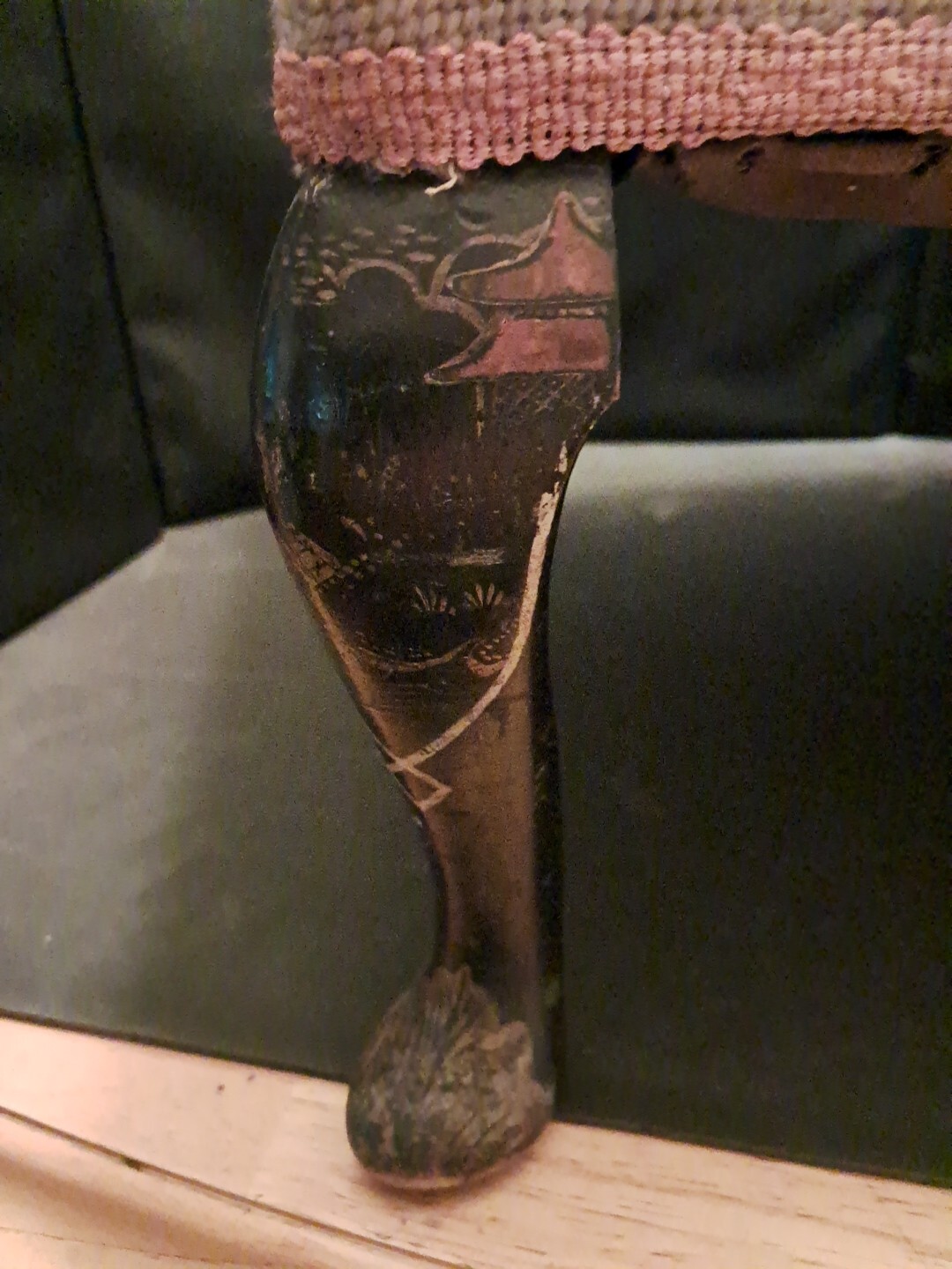 VINTAGE NEEDLEPOINT FLORAL DESIGN TOP WITH HAND PAINTED LEGS FOOTSTOOL