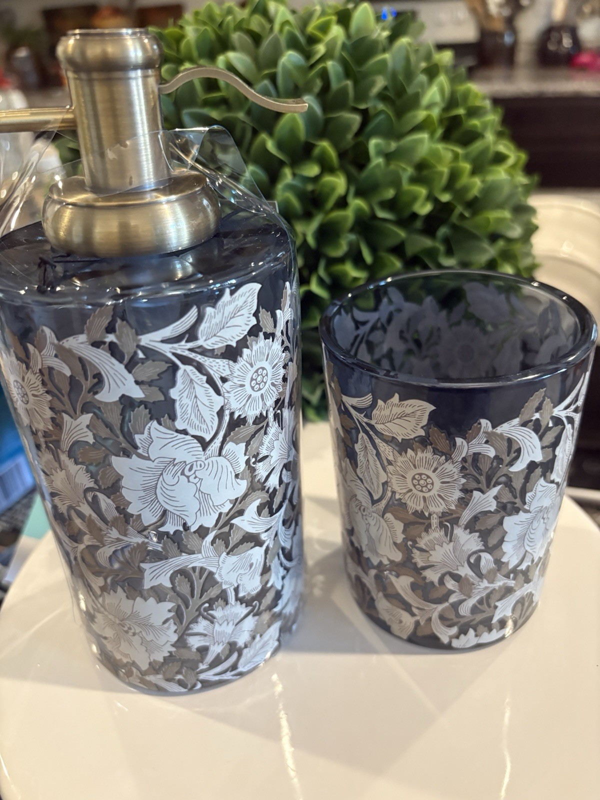 Morris and Co Beautiful 2 Pc Set Neutral Florals Soap Dispenser + Cup