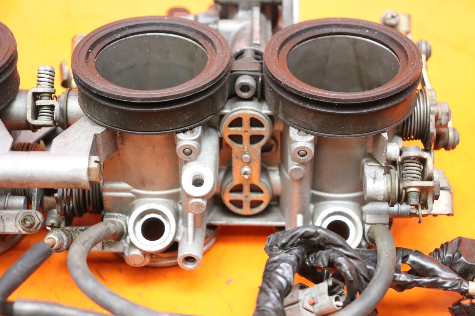 2004-2005 KAWASAKI NINJA ZX10R OEM MAIN FUEL INJECTORS / THROTTLE BODIES