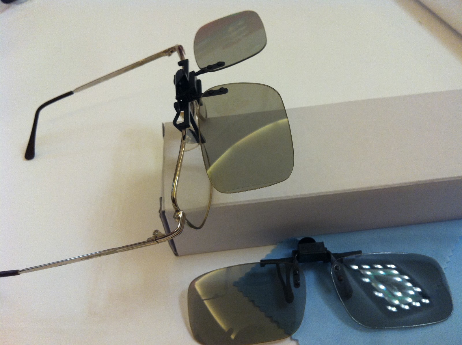 2 Pairs Clip On type Passive Circular Polarized 3D Glass Clip case +1 Free cloth