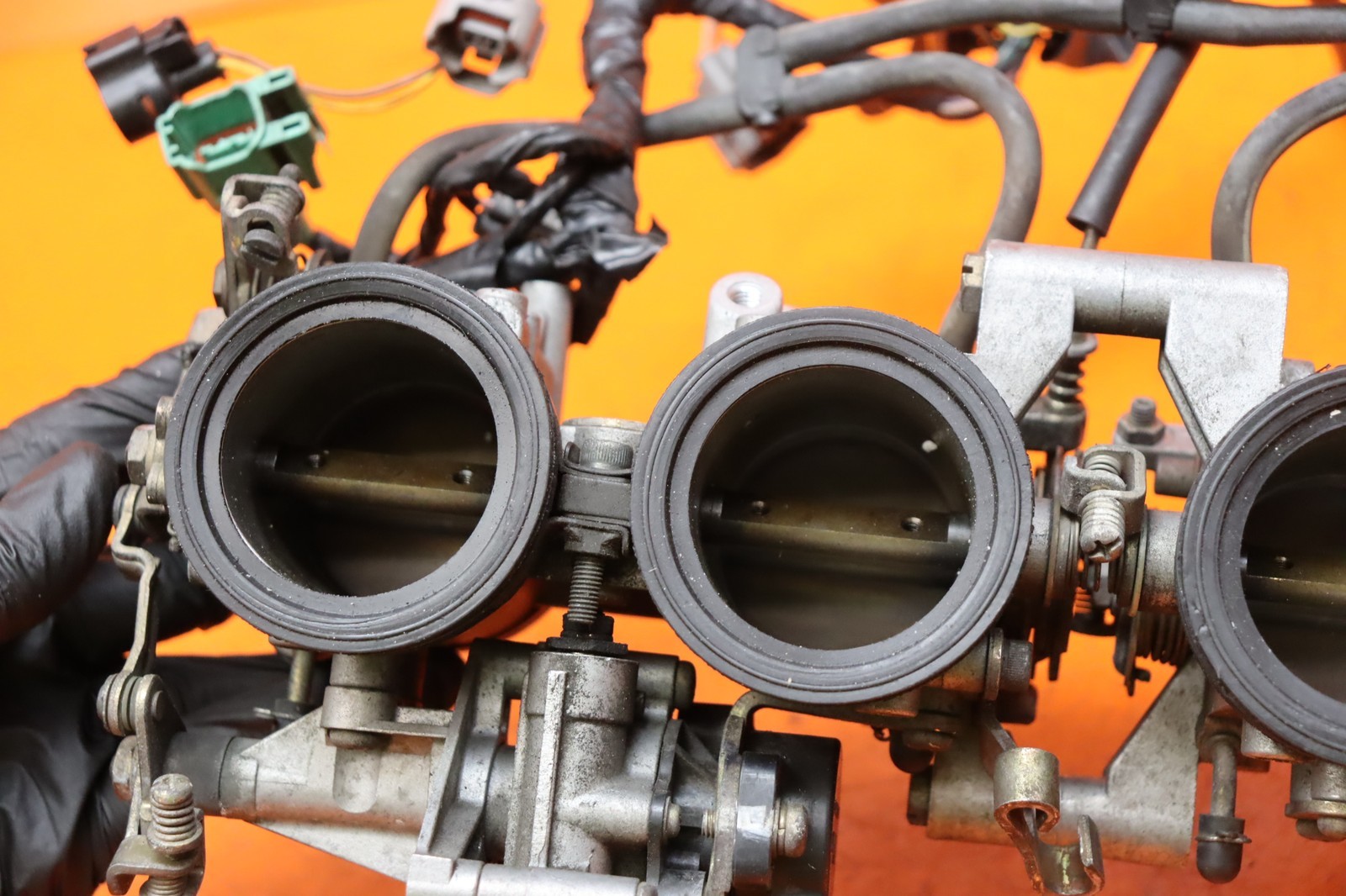 2004-2005 KAWASAKI NINJA ZX10R OEM MAIN FUEL INJECTORS / THROTTLE BODIES