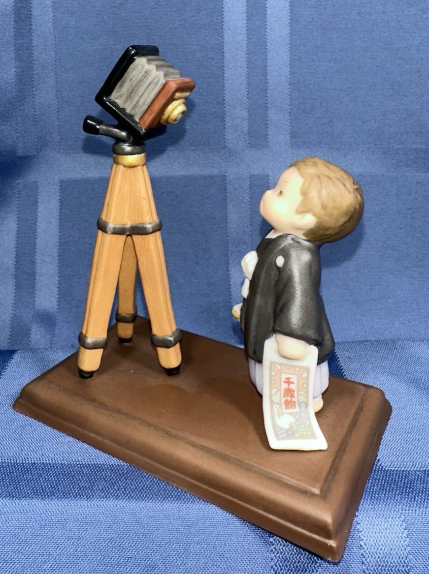 Precious Memory Porcelain JOYOUS 7-5-3 Ceremony Figurine "Unfamiliar Camera"