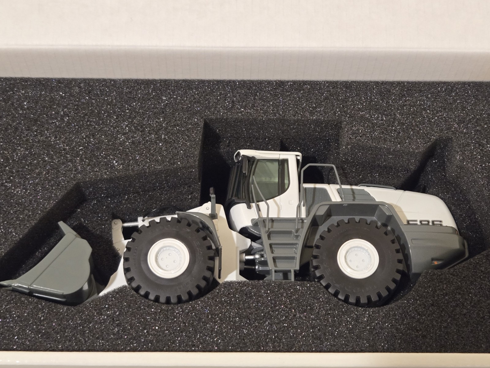 NZG 689/40 Liebherr L586 2plus2 White 1:50 Diecast Wheel Loader w/ Original Box