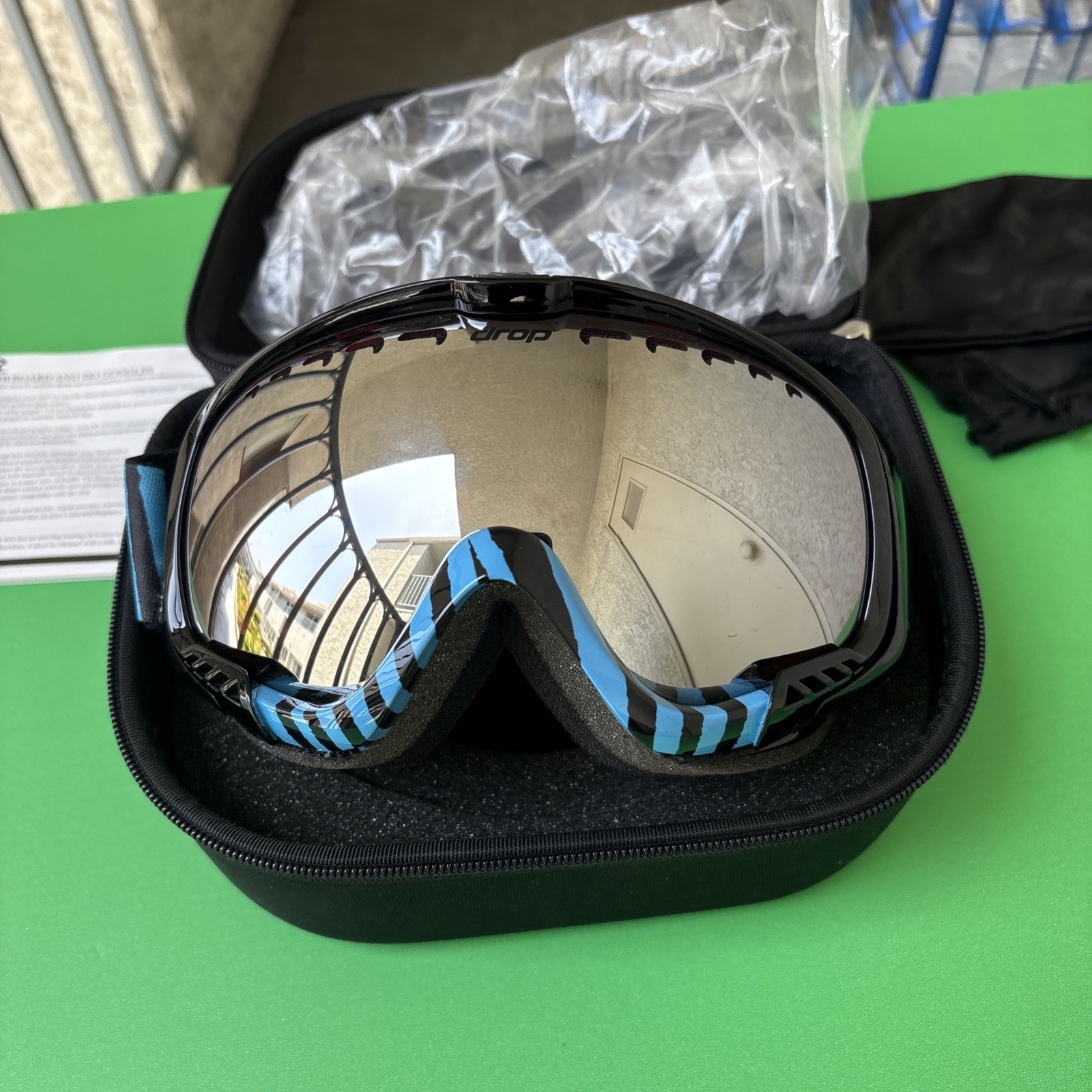 Drop Rocker Snowboarding & Ski Goggles New w. Carrying Case