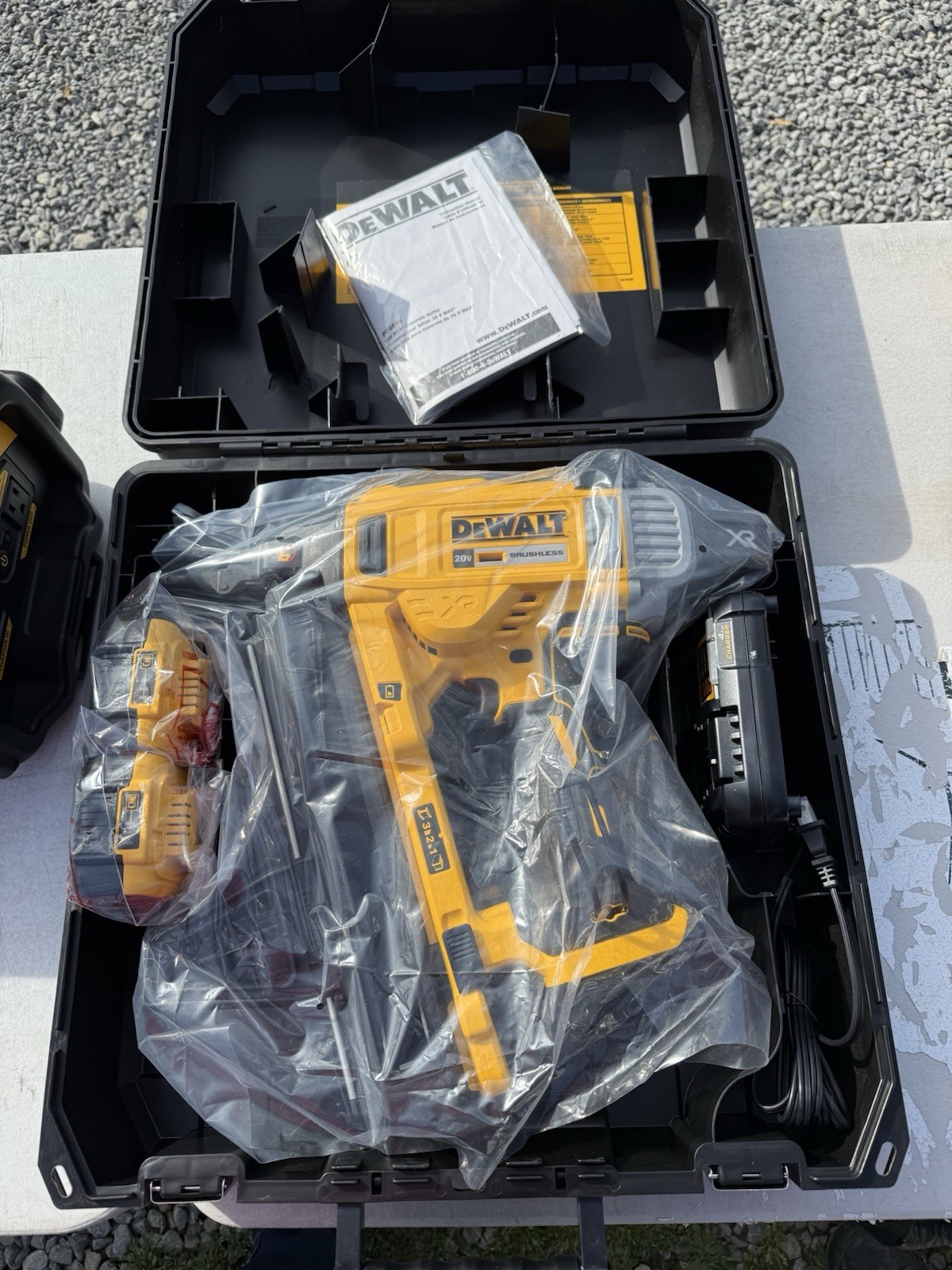 Genuine Dewalt 20V Max Cordless Concrete Nailer Kit Dcn890p2 New!