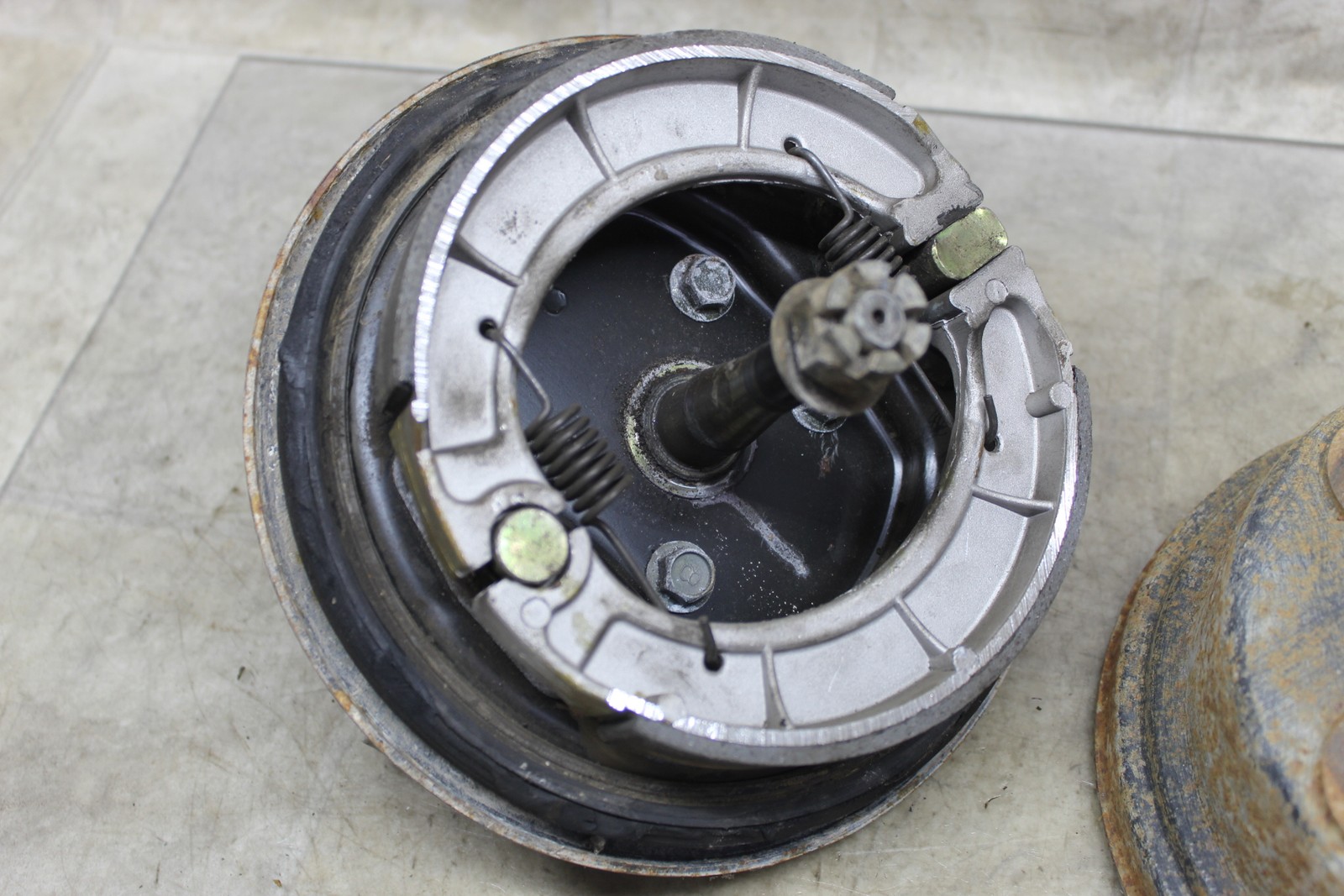 95-98 Yamaha Timberwolf 250 2x4 Oem Right Front Drum Brake Spindle Assembly