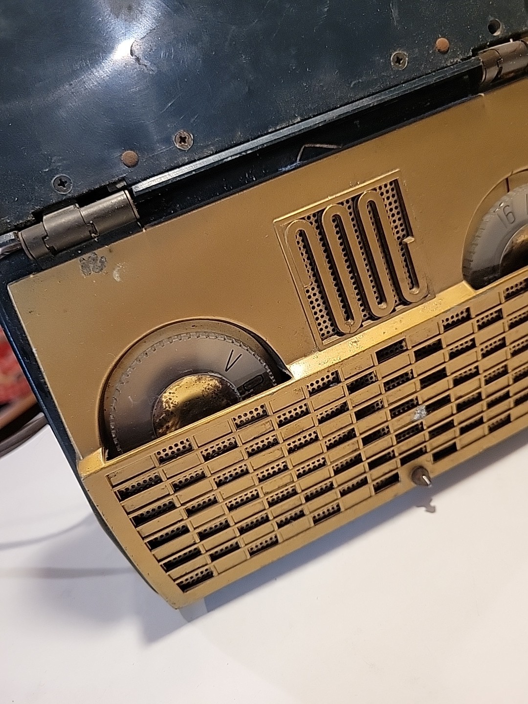 Vintage Motorola Model Green with Gold Flip Up Vintage Tube Radio 52M1U - AS-IS