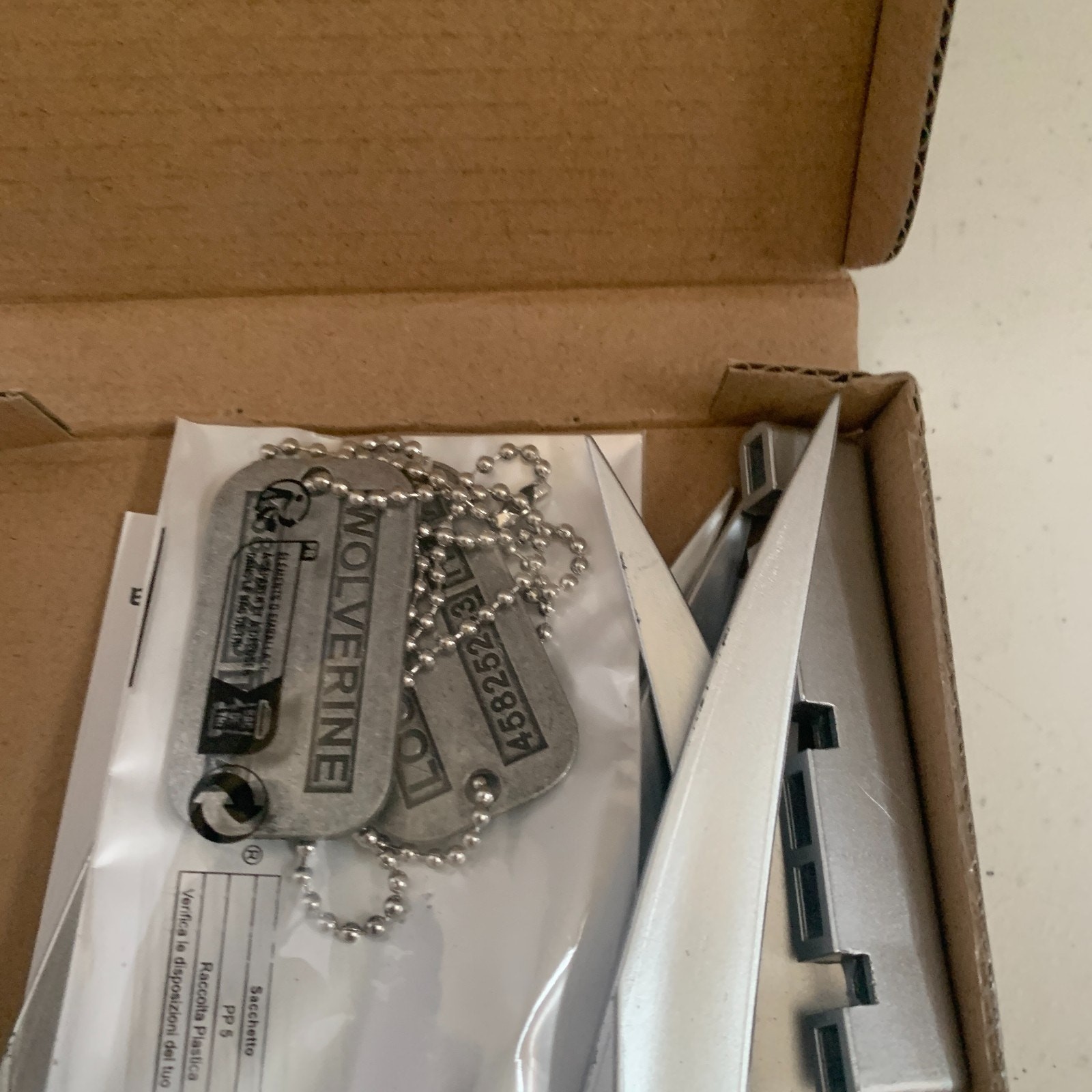 The Wolverine Claws With Dogtags Halloween Cosplay Realistic Plastic