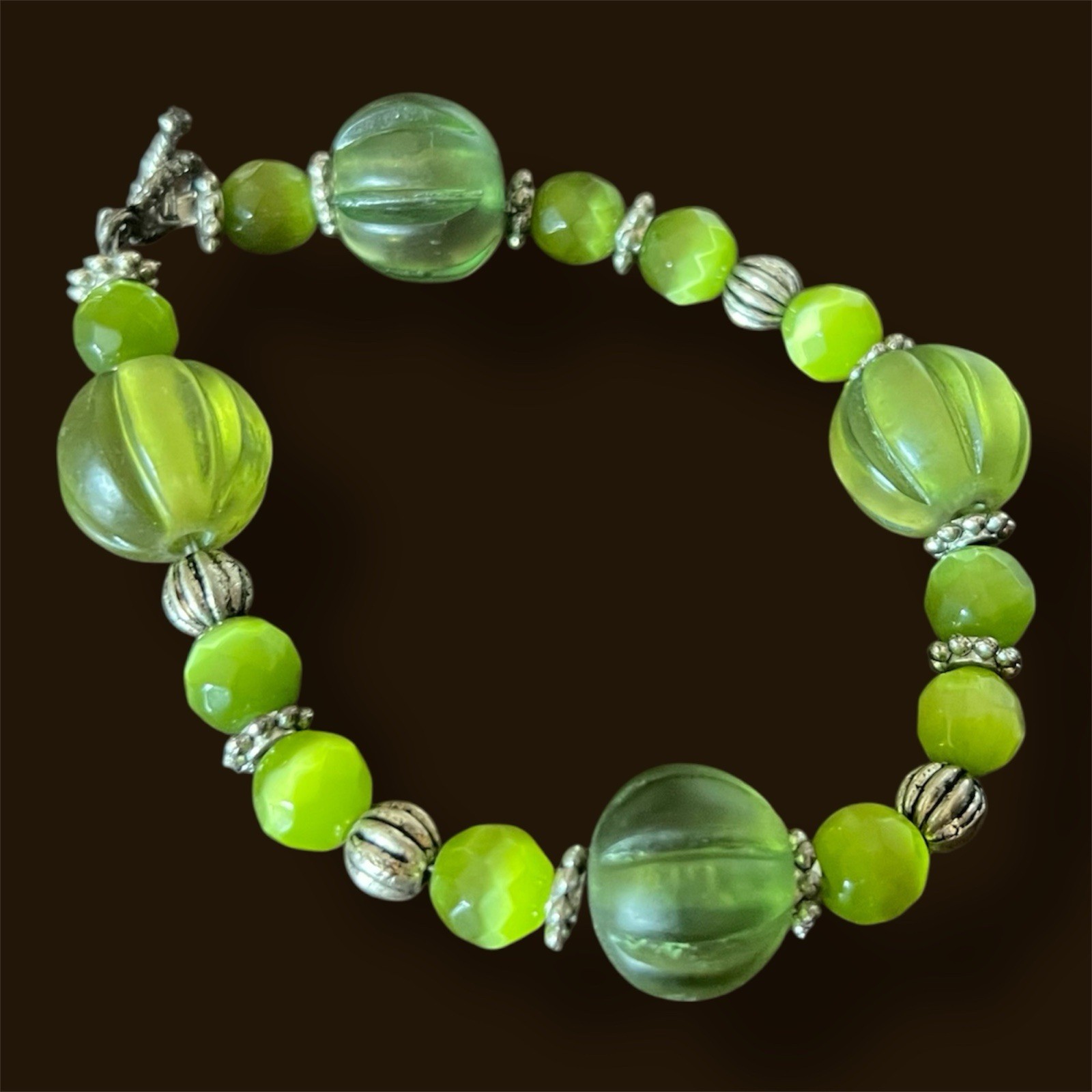 Vintage Chunky Green Glass Bead Bracelet. Uranium Glass Glow! CJ33