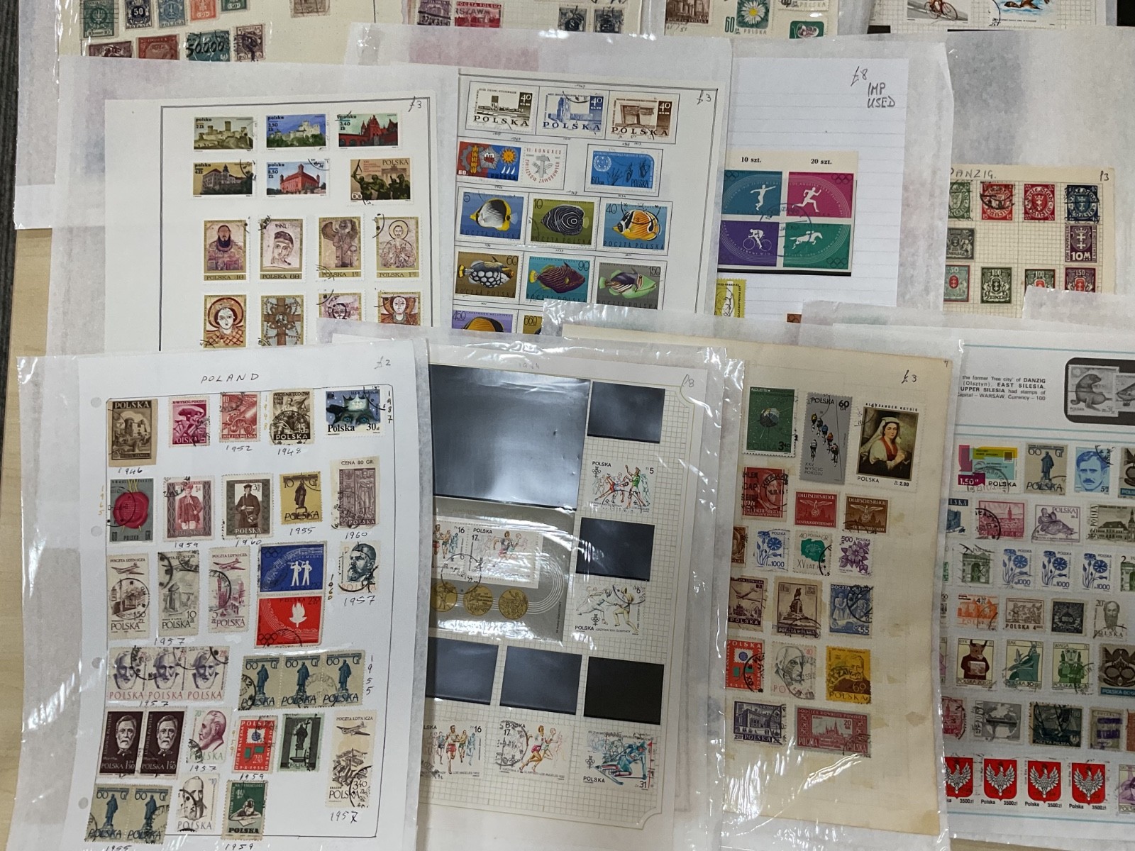 Poland stamps. Ex dealer leaves. Mint/Used. Vintage to modern. 1.8kg G101
