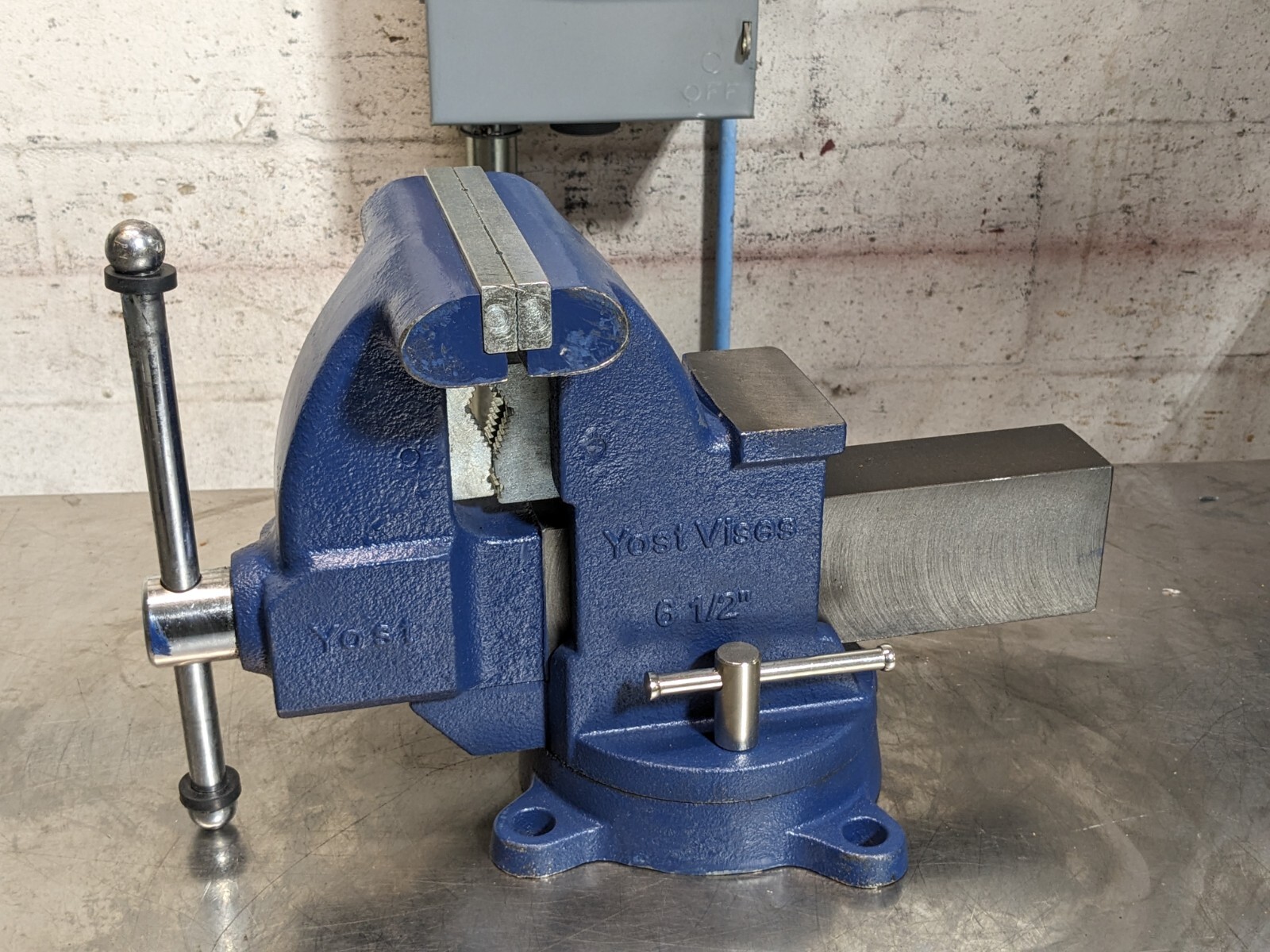 Yost Tradesman Bench Vise w/ Swivel Base and Pipe Jaws 6-1/2" Jaw Width 56398