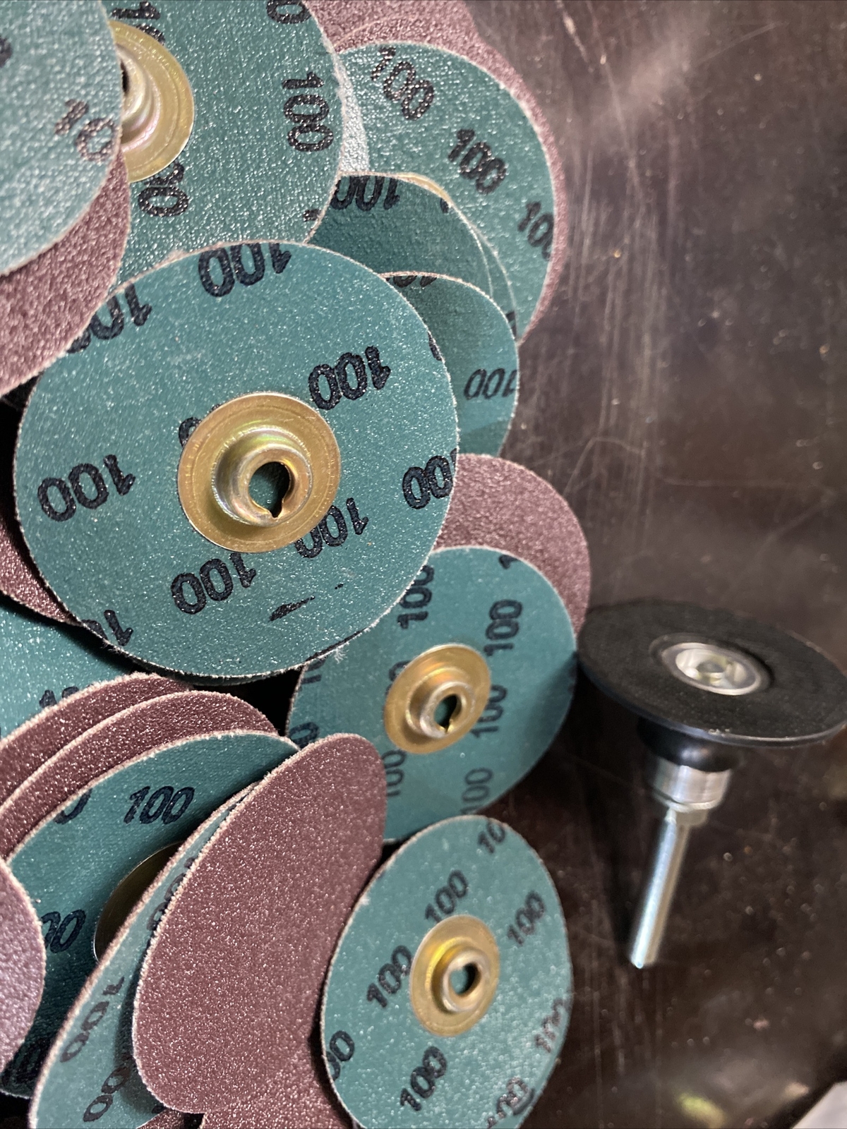 100 DISC LOT 3M Roloc Abrasive Sanding Die Grinder Discs 2" 100 Grit w/ mandrel