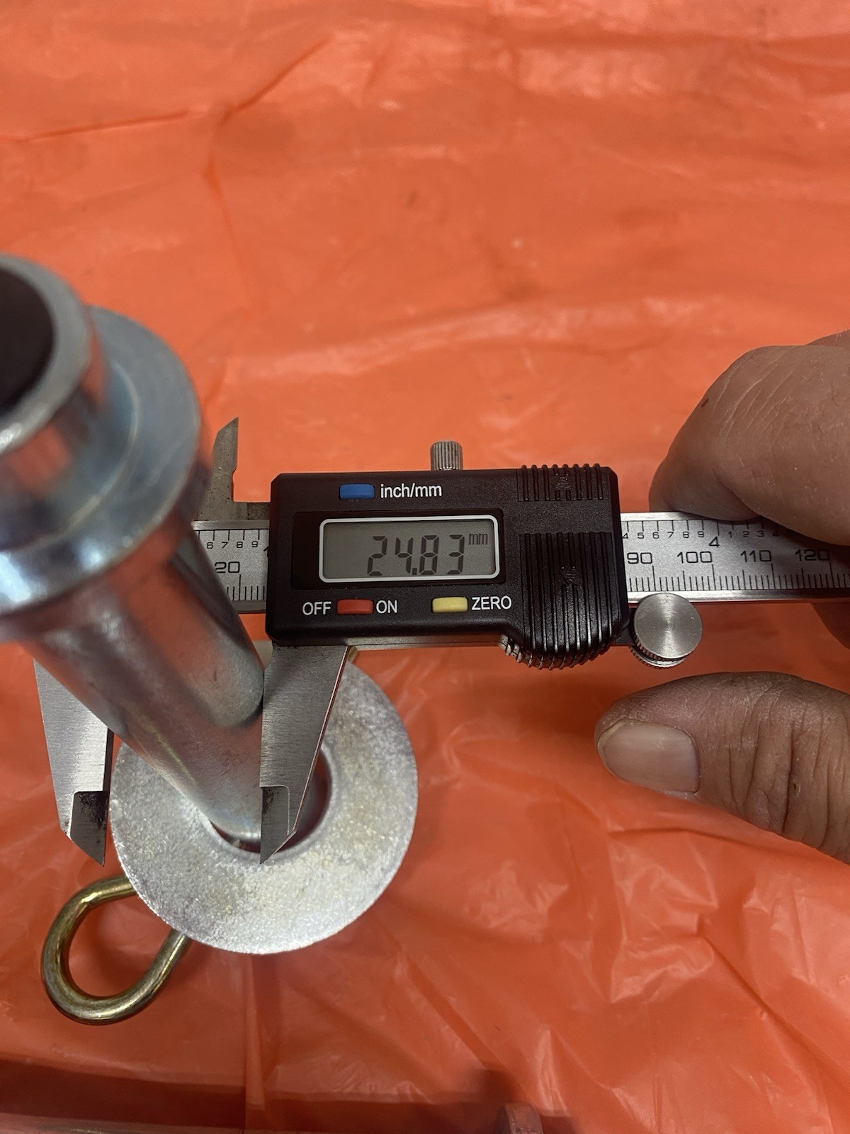 25 Mm Pins For One Ton China Excavator Greasable Bucket Thumb