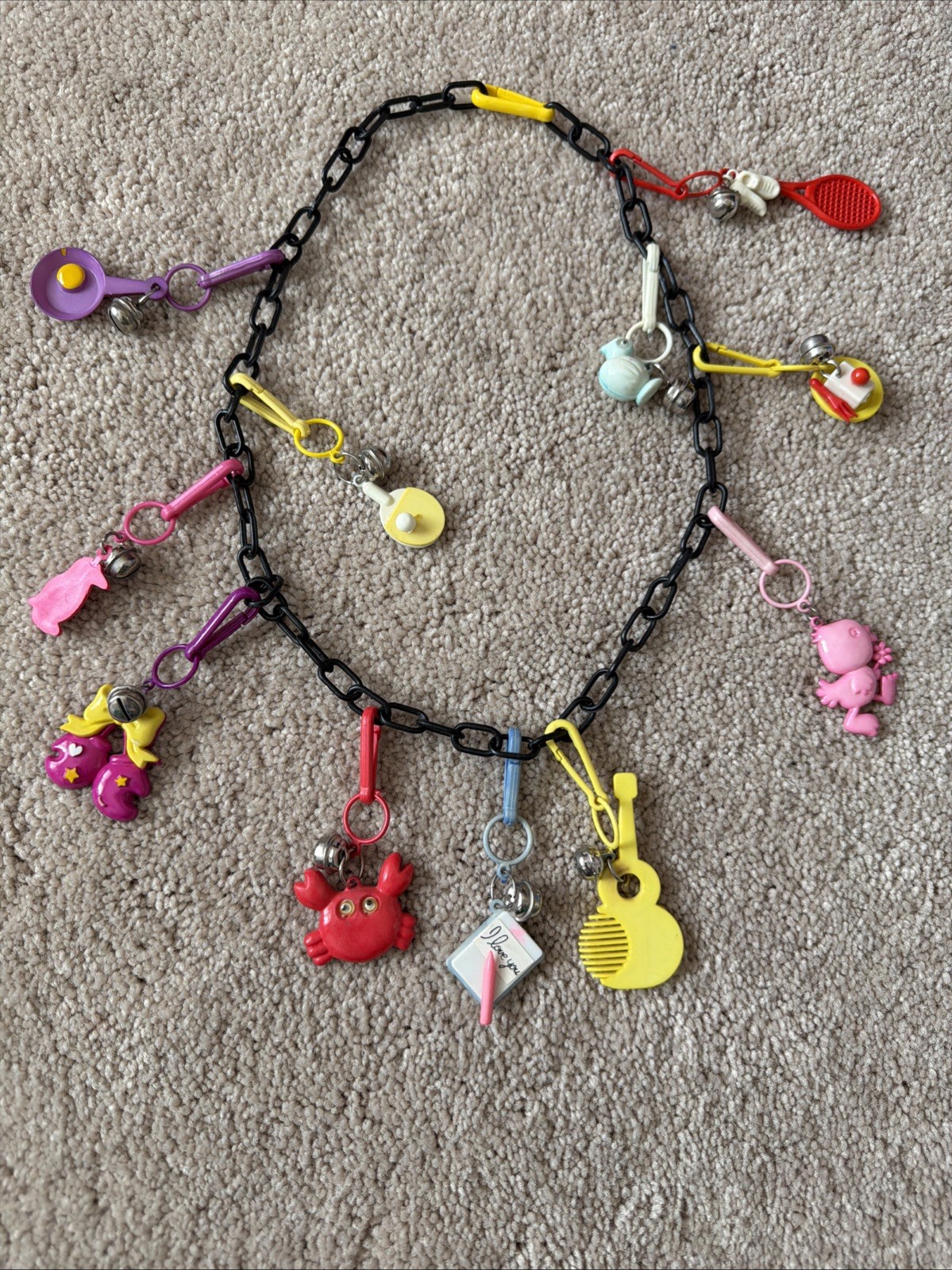 VNTG  80’s Plastic Bell Charm Necklace Chain Clip On Charms Crab Cherries Guitar
