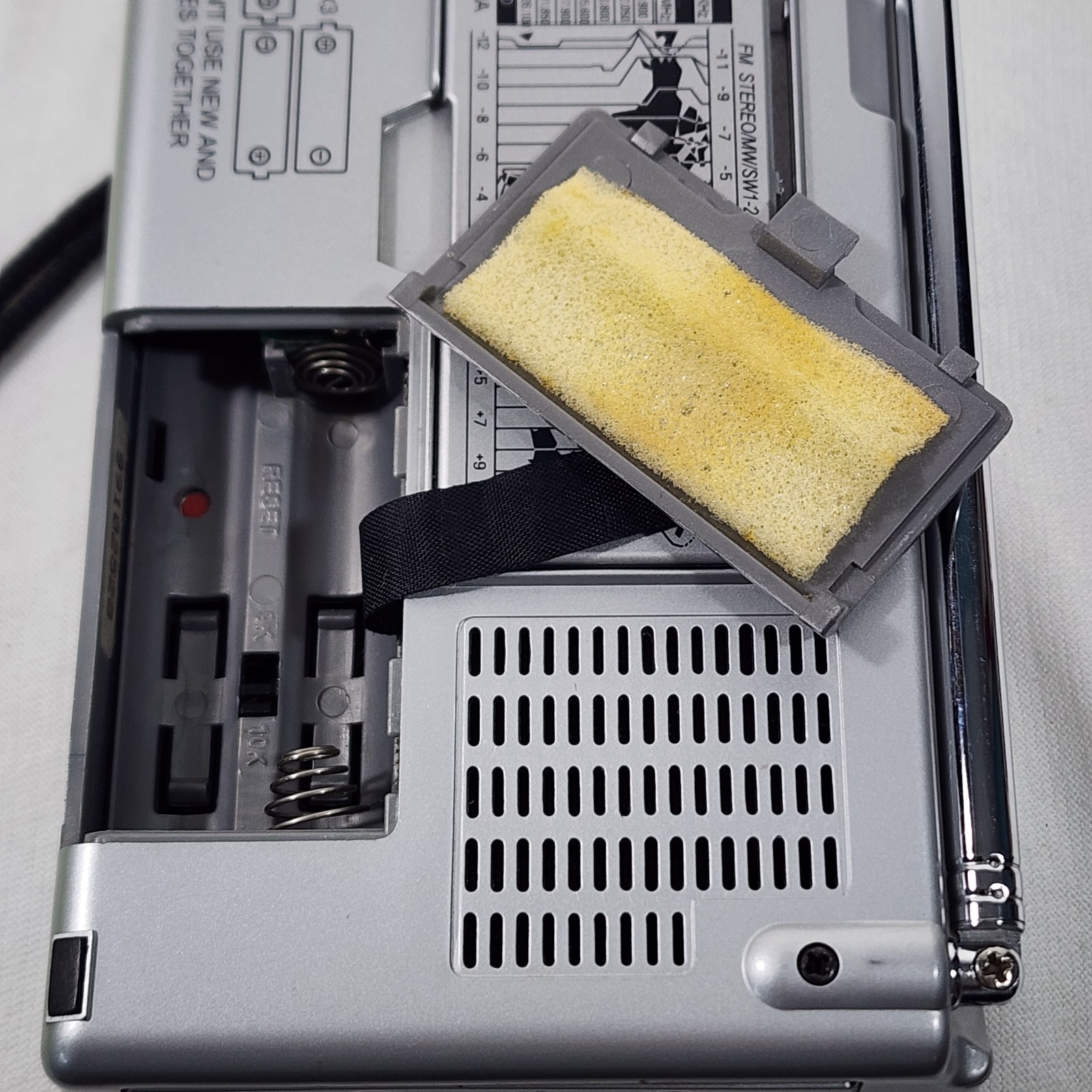 Grundig YB 300PE AM/FM 13 Band SW Shortwave Radio Works