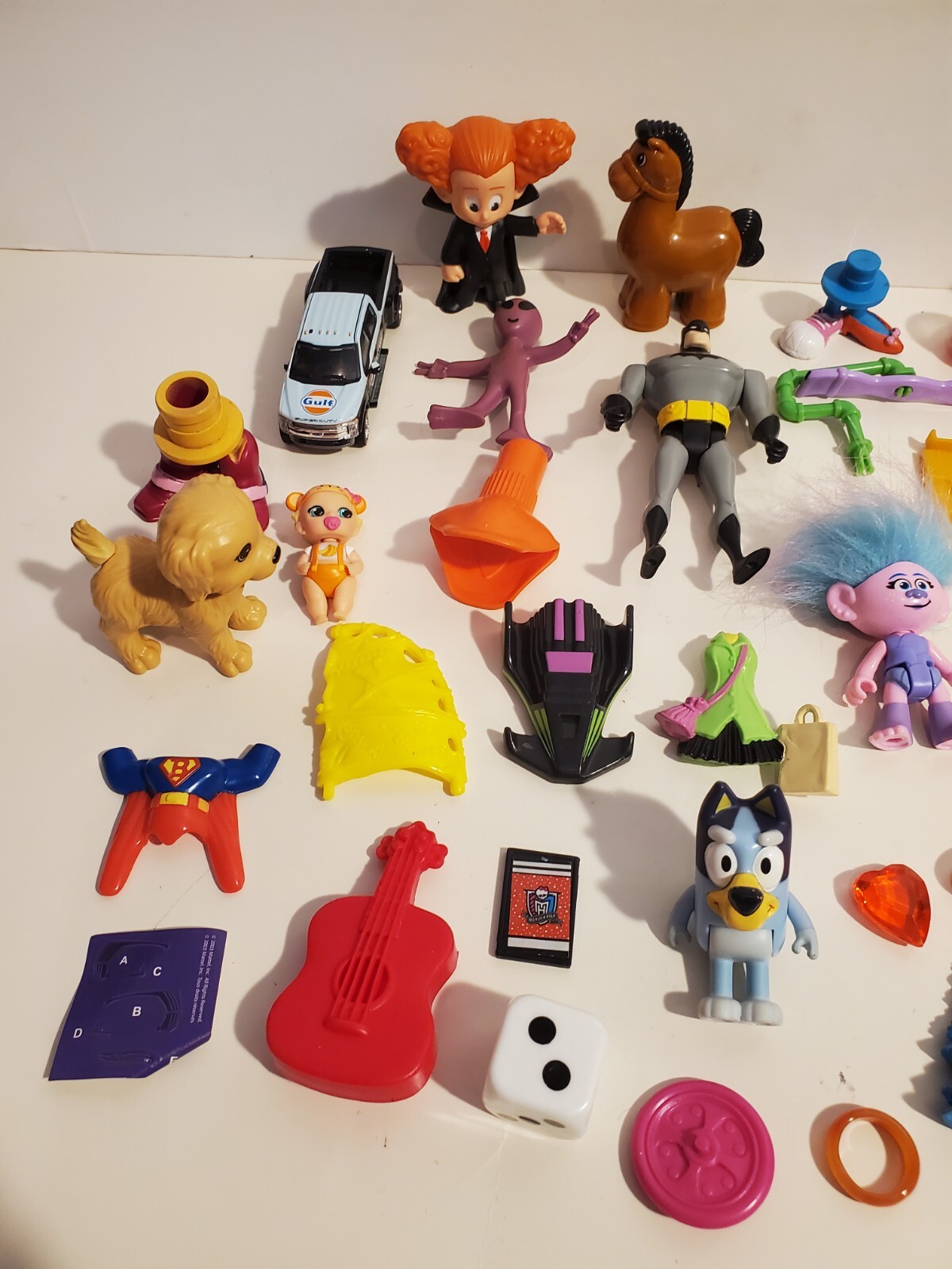 BIG LOT BOTTOM OF TOY BOX CLEAN OUT MINIATURES PARTS SMALL FAST FOOD PIECES (Y)