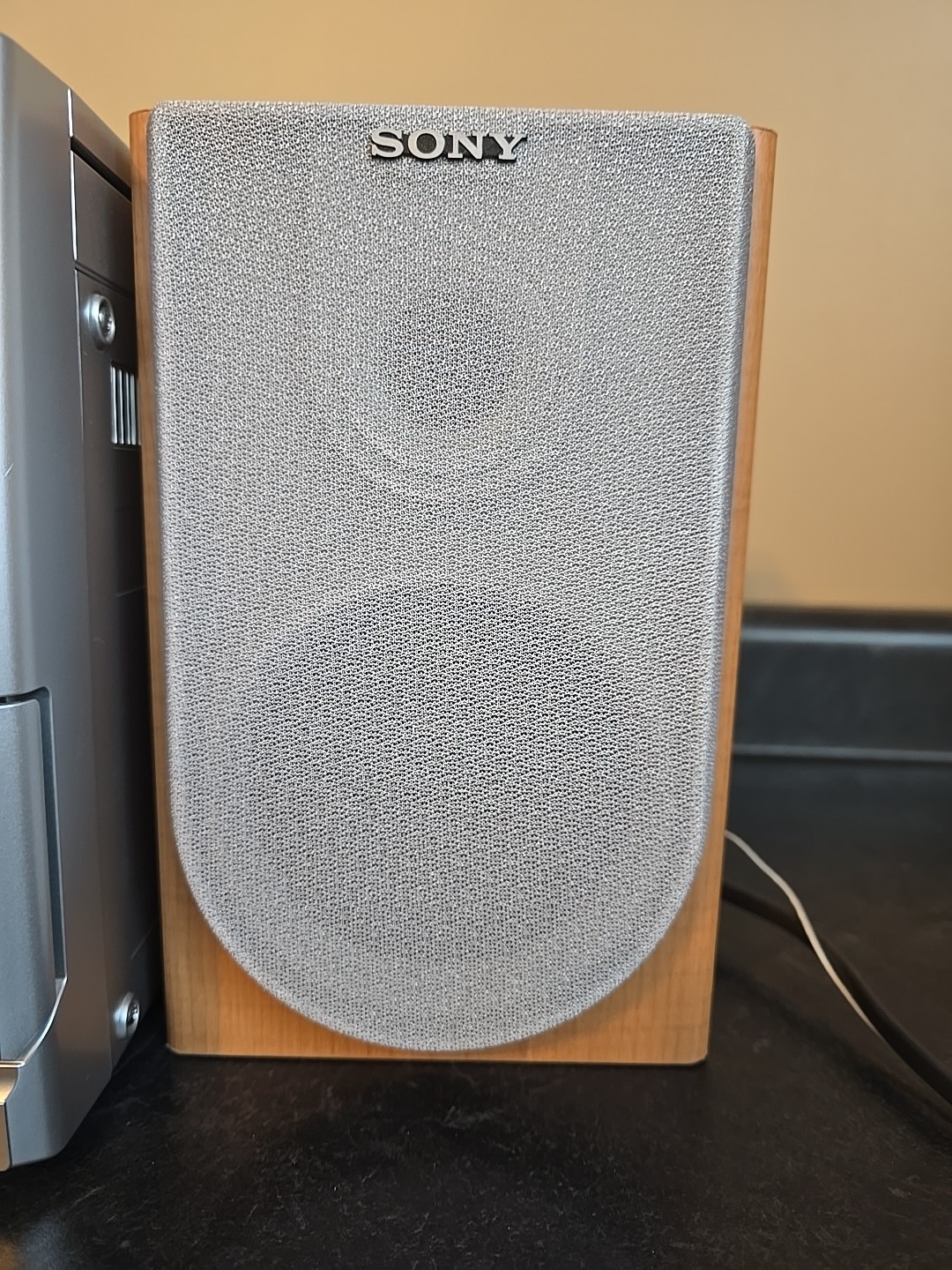 Sony Bookshelf Stereo System CMT-NE3 CD Cassette Tape AM FM Tested