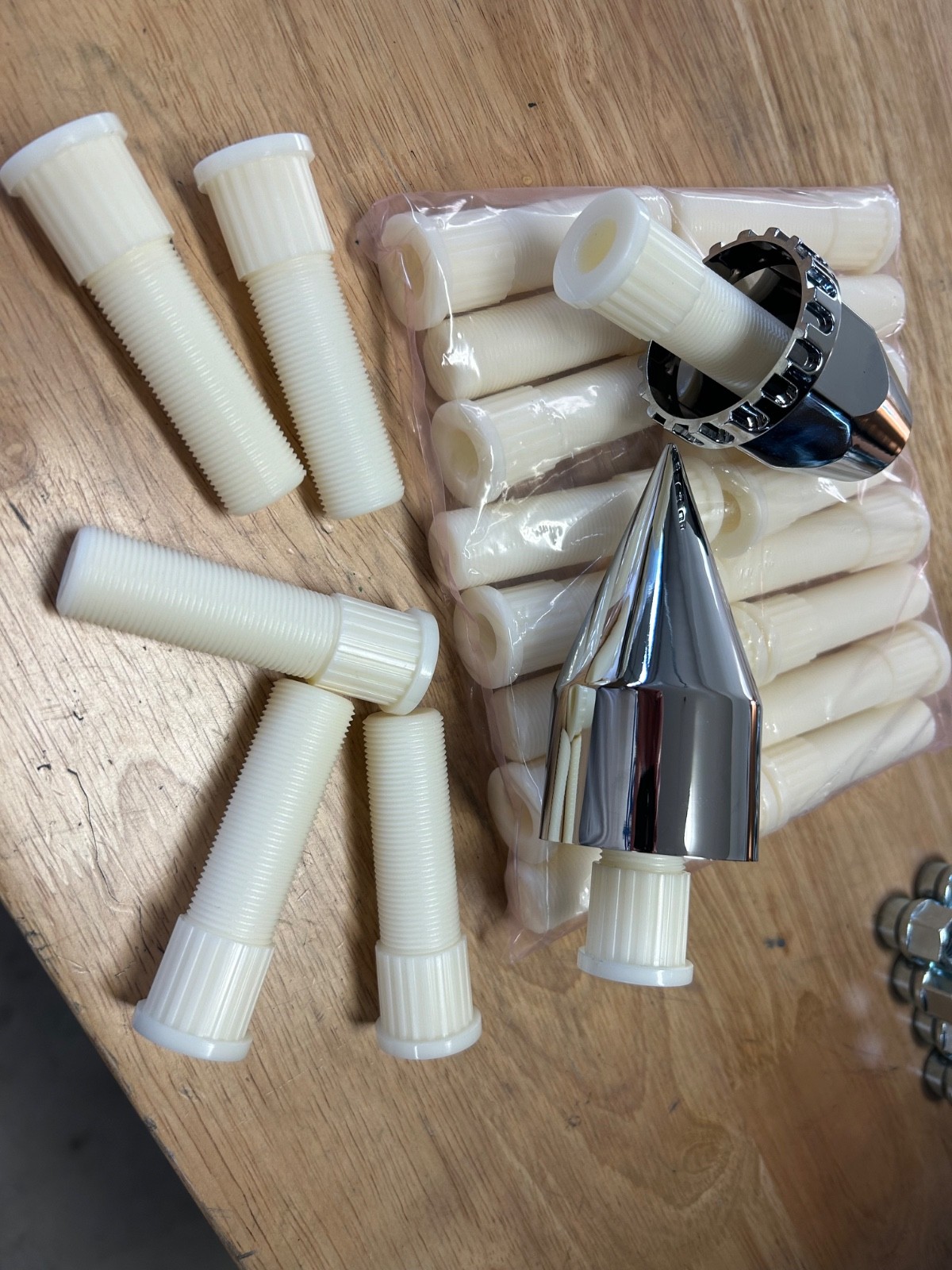 Phantom 10 lug plastic studs 22x1.5 dually 40 pieces