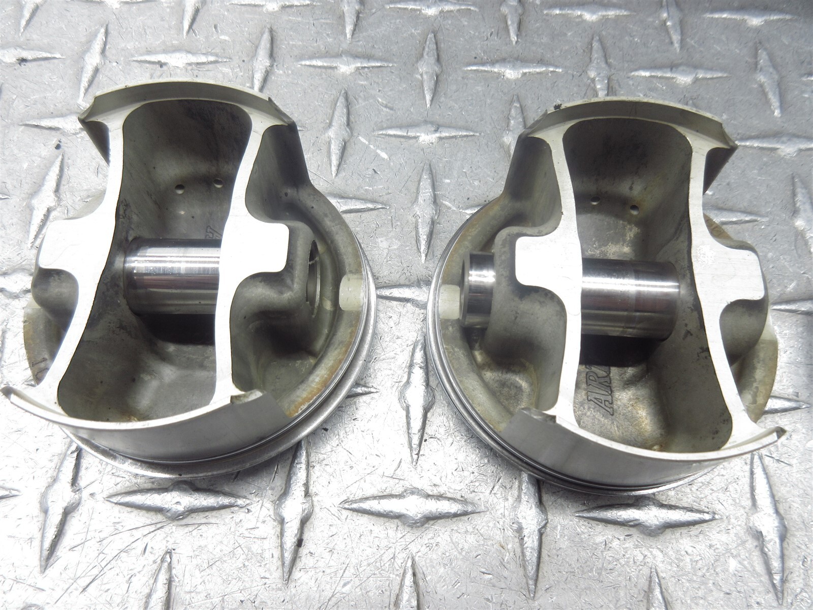 2002 01-02 Suzuki GSXR 1000 GSXR1000 Crankcase Case Engine Motor Block Piston