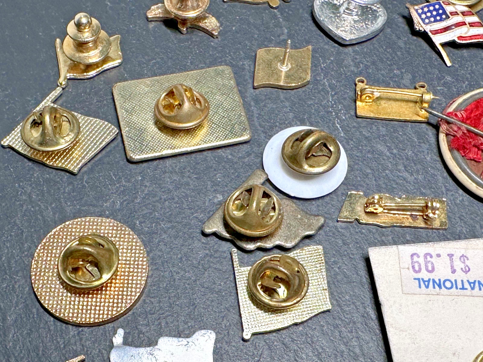 LOT OF 35+ VINTAGE USA PATRIOTIC PINS : FLAGS, VETERANS, '76, MORE I127