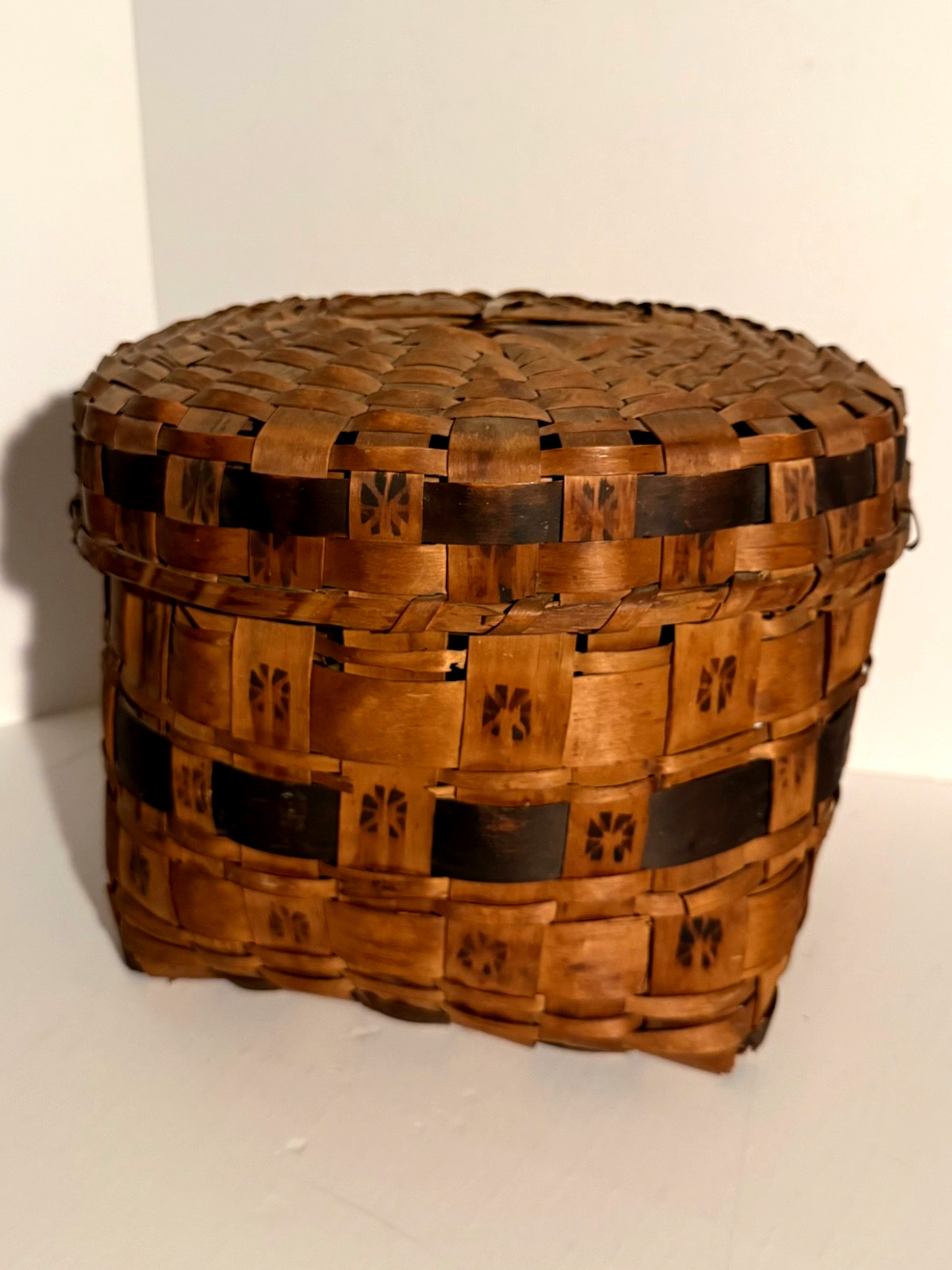 LARGE 19TH C 15” NORTHEASTERN, POSSIBLY CT MOHEGAN, POTATO STAMP COVERED BASKET