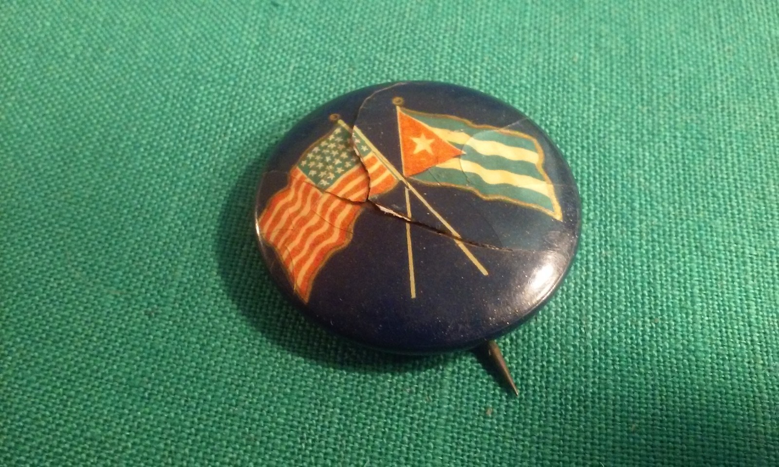 1896 AMERICA & CUBA Crossed Flags 1.25" celluloid pinback Spanish American War